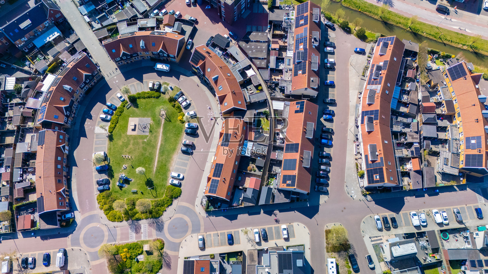 现代郊区住宅小区,荷兰社区配备太阳能板照片摄影图片