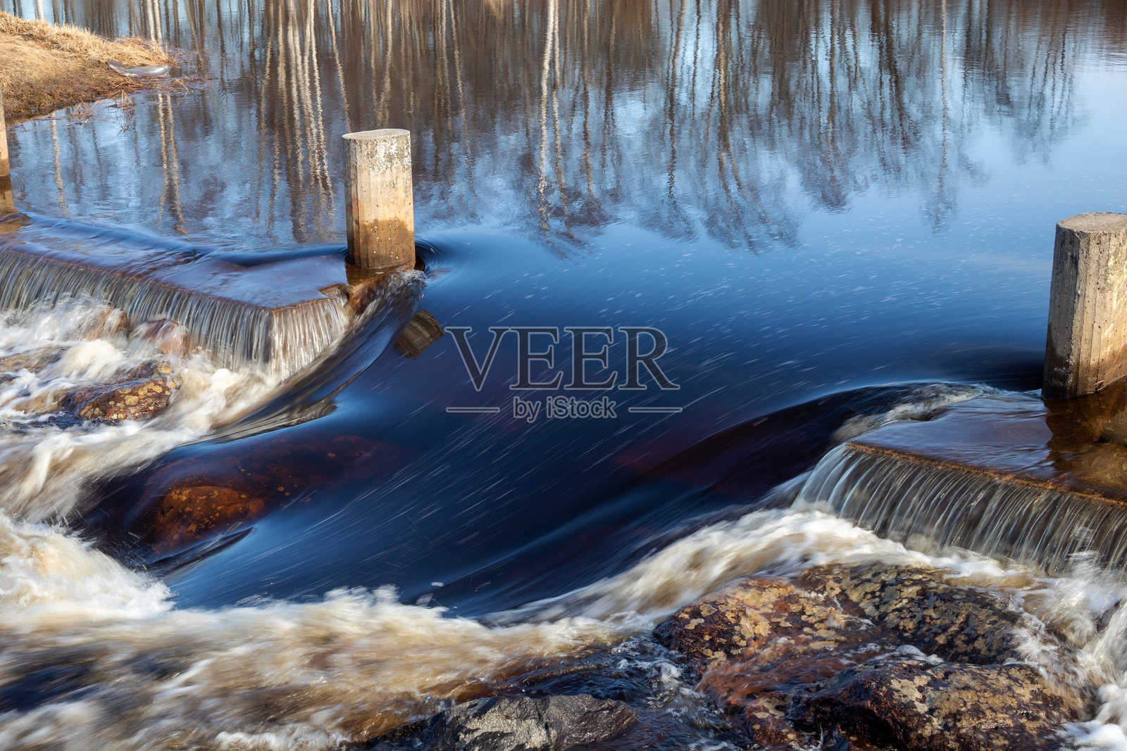 小坝上水流潺潺照片摄影图片