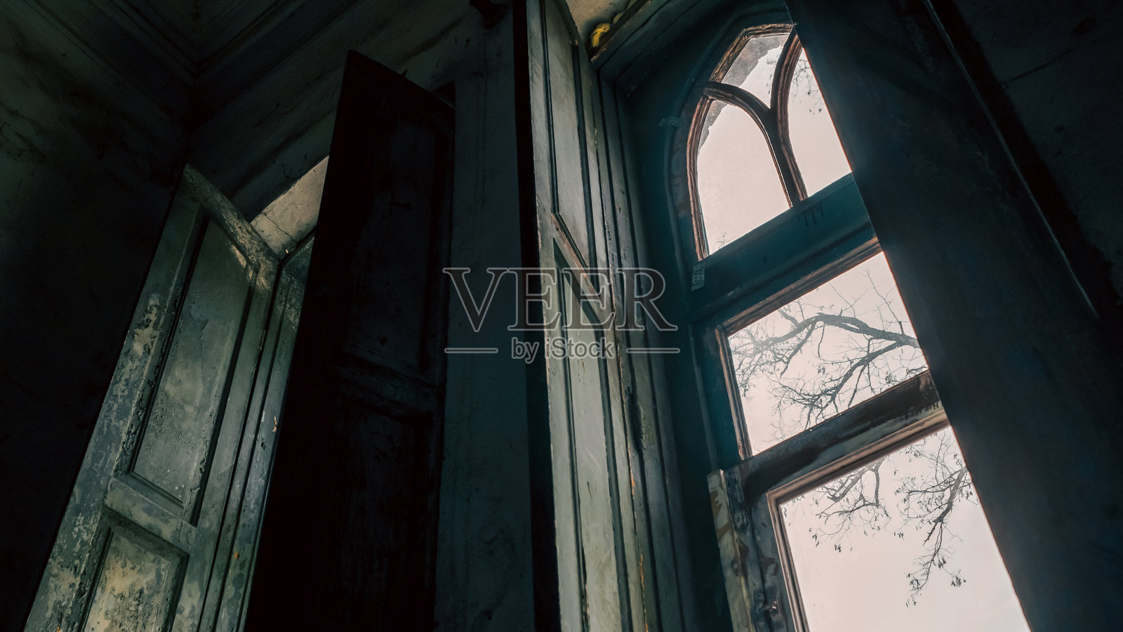 乌克兰城市中被毁坏和焚烧的房屋照片摄影图片