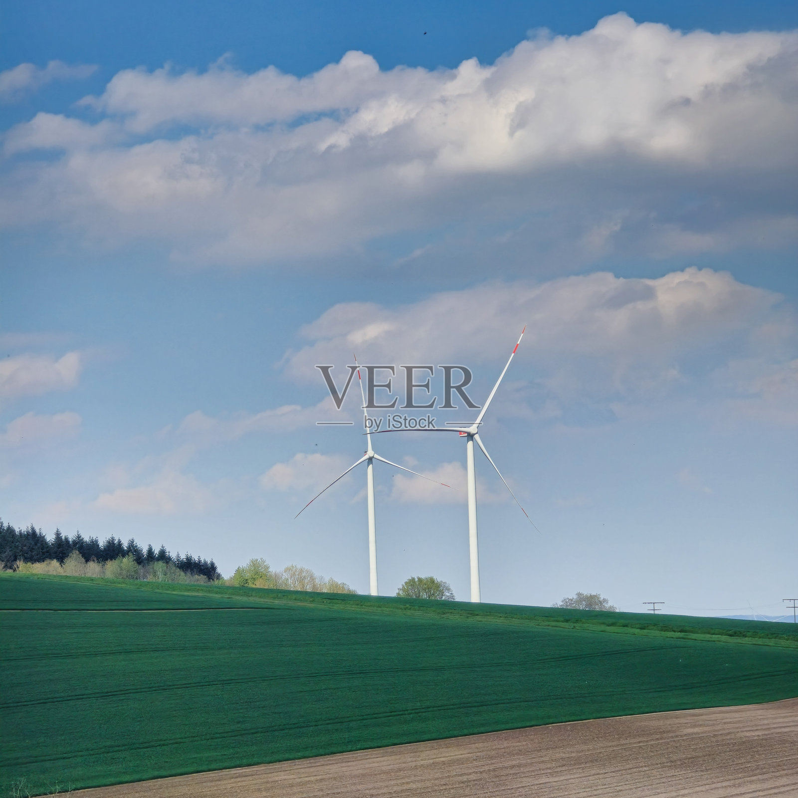 探索可再生能源:风力涡轮机与美丽的绿色山丘风景相映成趣,哈梅尔恩照片摄影图片