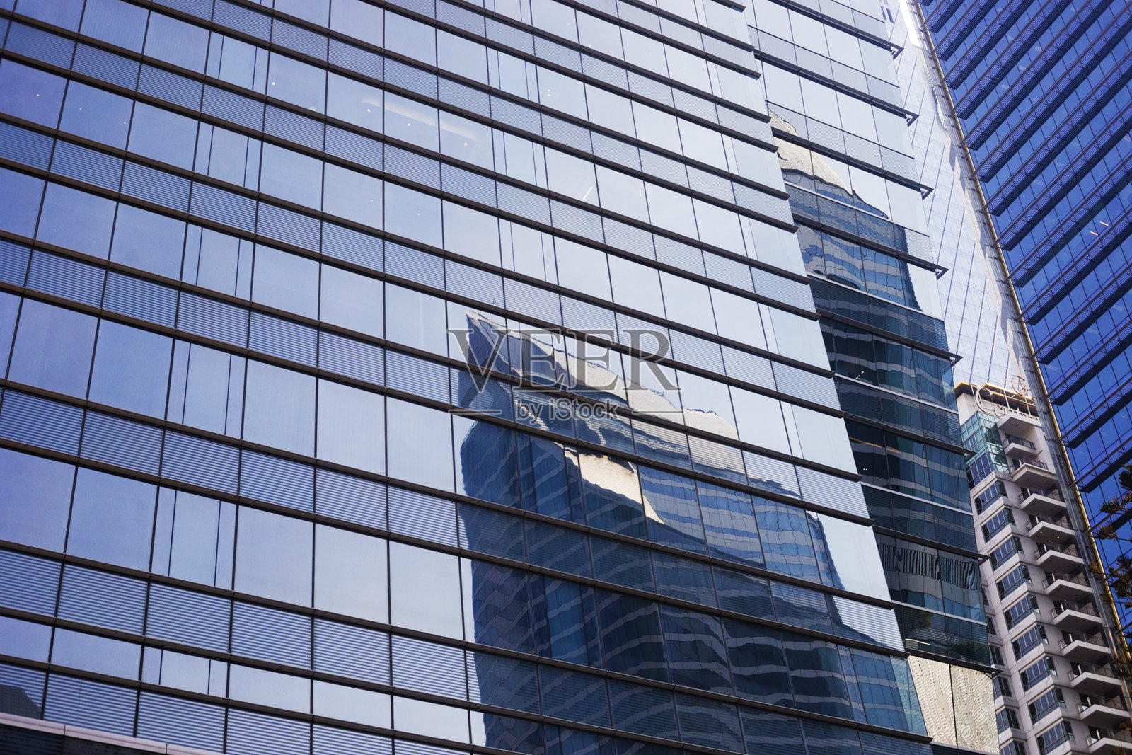 曼谷Phloen Cit路的现代办公大楼照片摄影图片