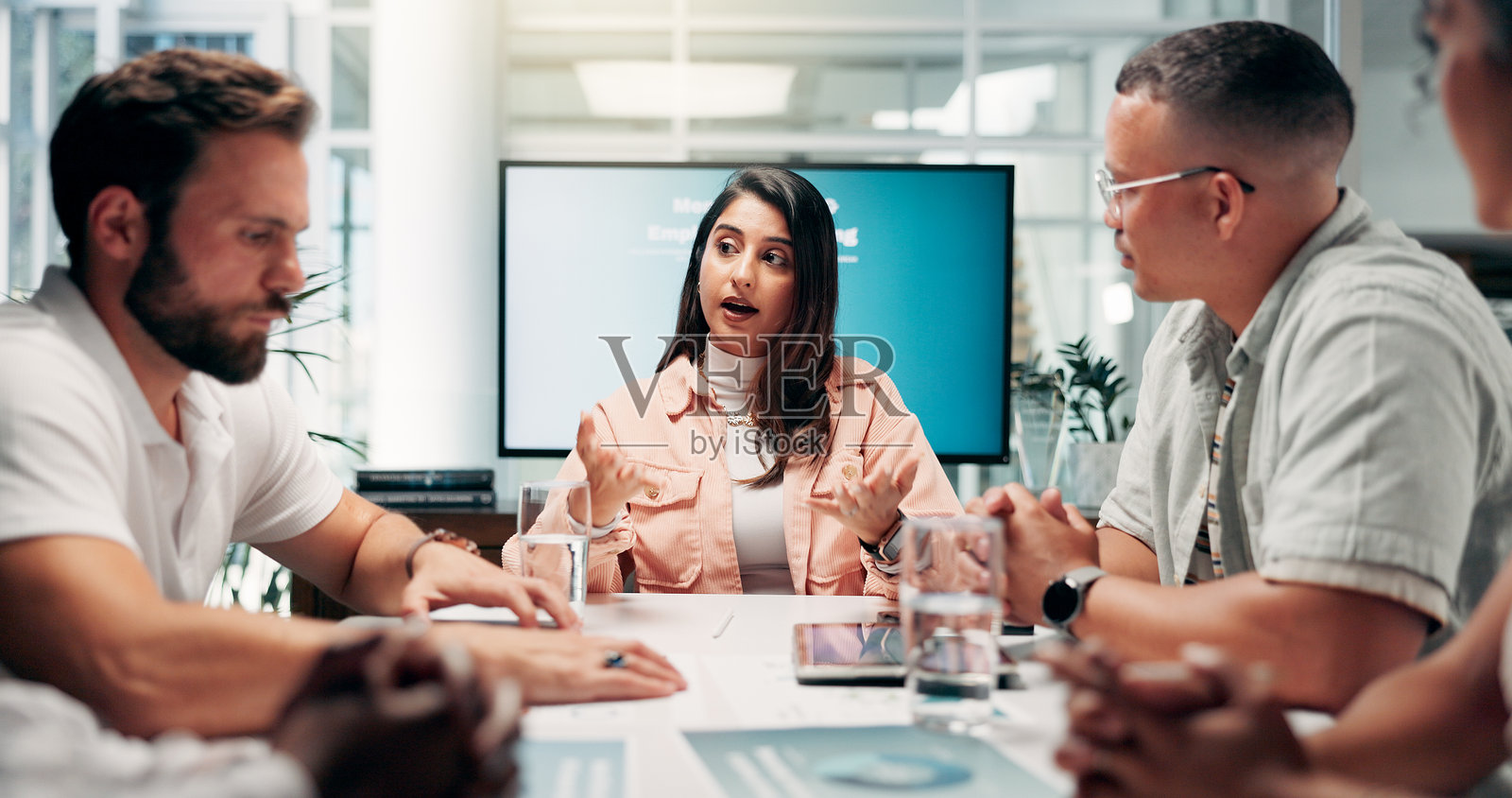 商务人士在办公室进行会议讨论,规划和财务增长的想法。员工们讨论或反馈财务报告、资金提案和投资机会的建议。照片摄影图片