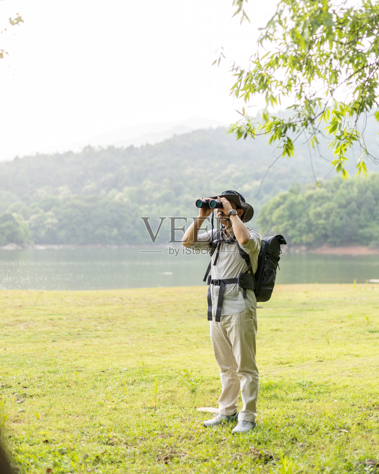 野生动物旅行者使用望远镜观察野生动物照片摄影图片