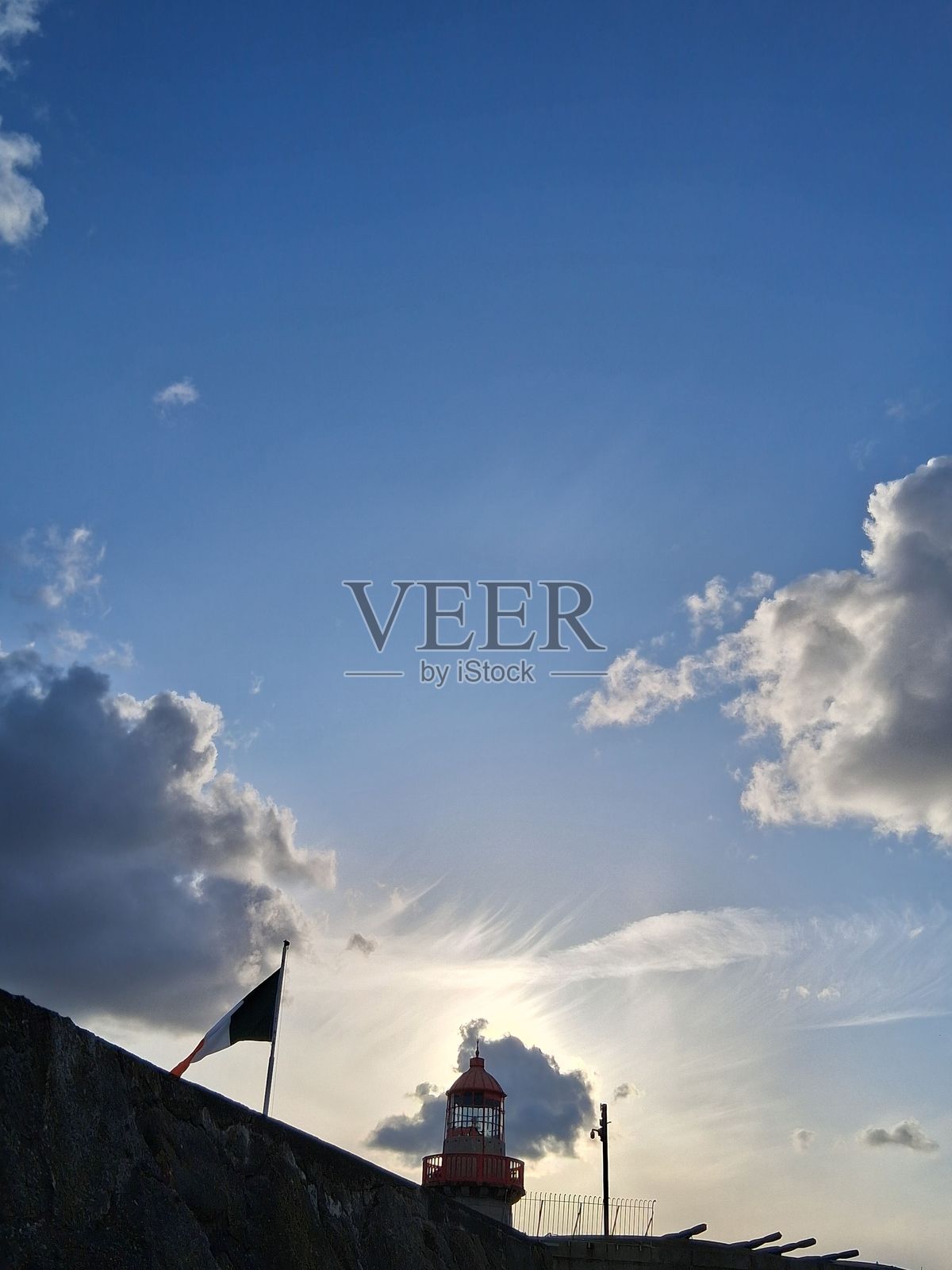 霍斯的蓝天下,灯塔和旗帜。照片摄影图片