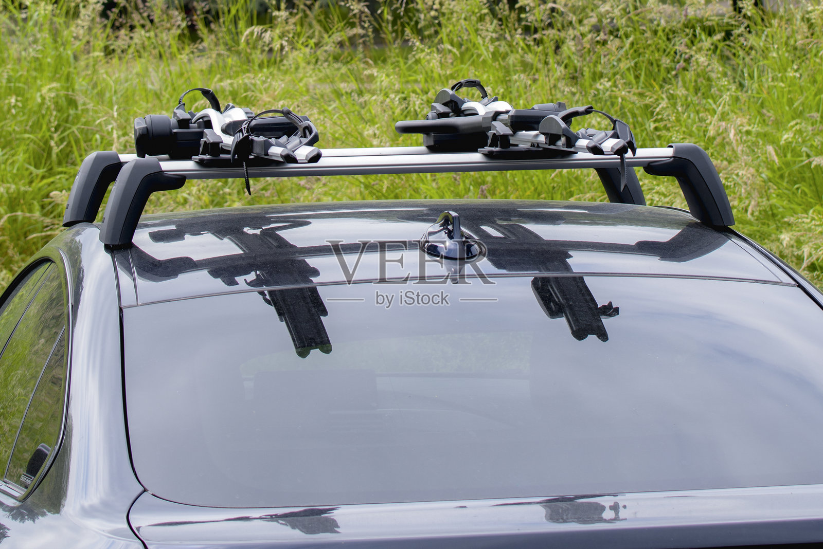 可以在汽车的车顶上安装额外的行李架。照片摄影图片