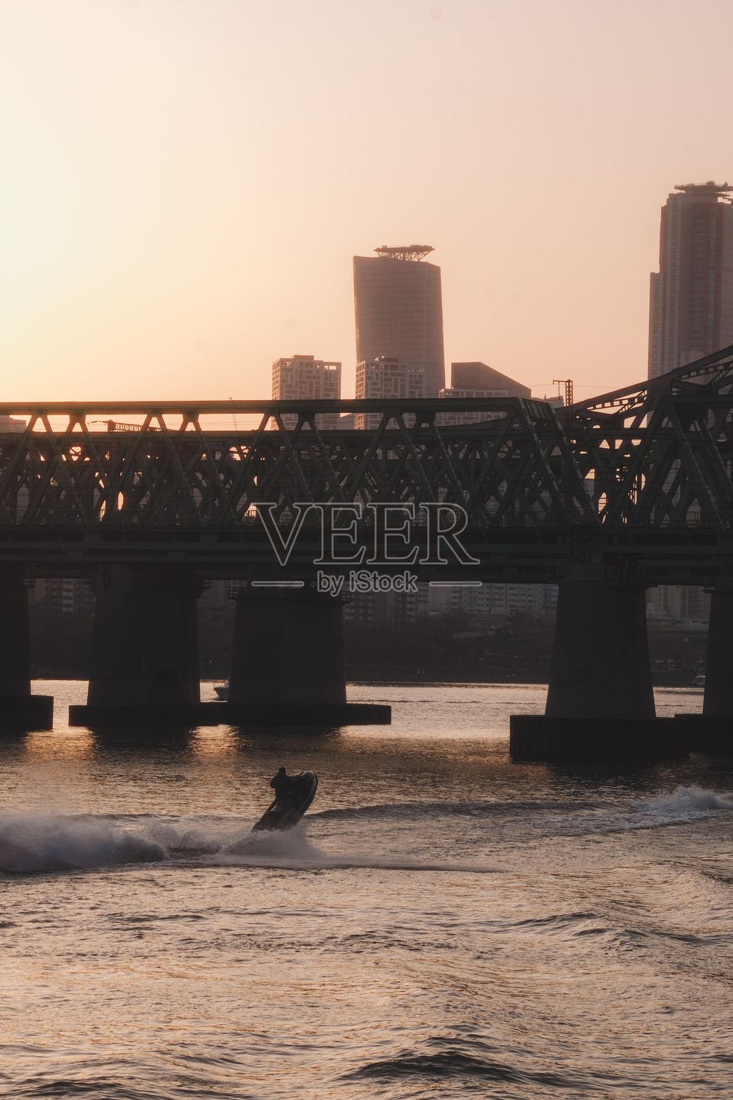 我在船上!!照片摄影图片