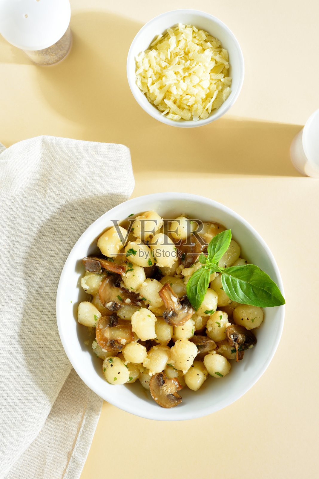 土豆饺子配蘑菇、奶酪和绿叶蔬菜照片摄影图片