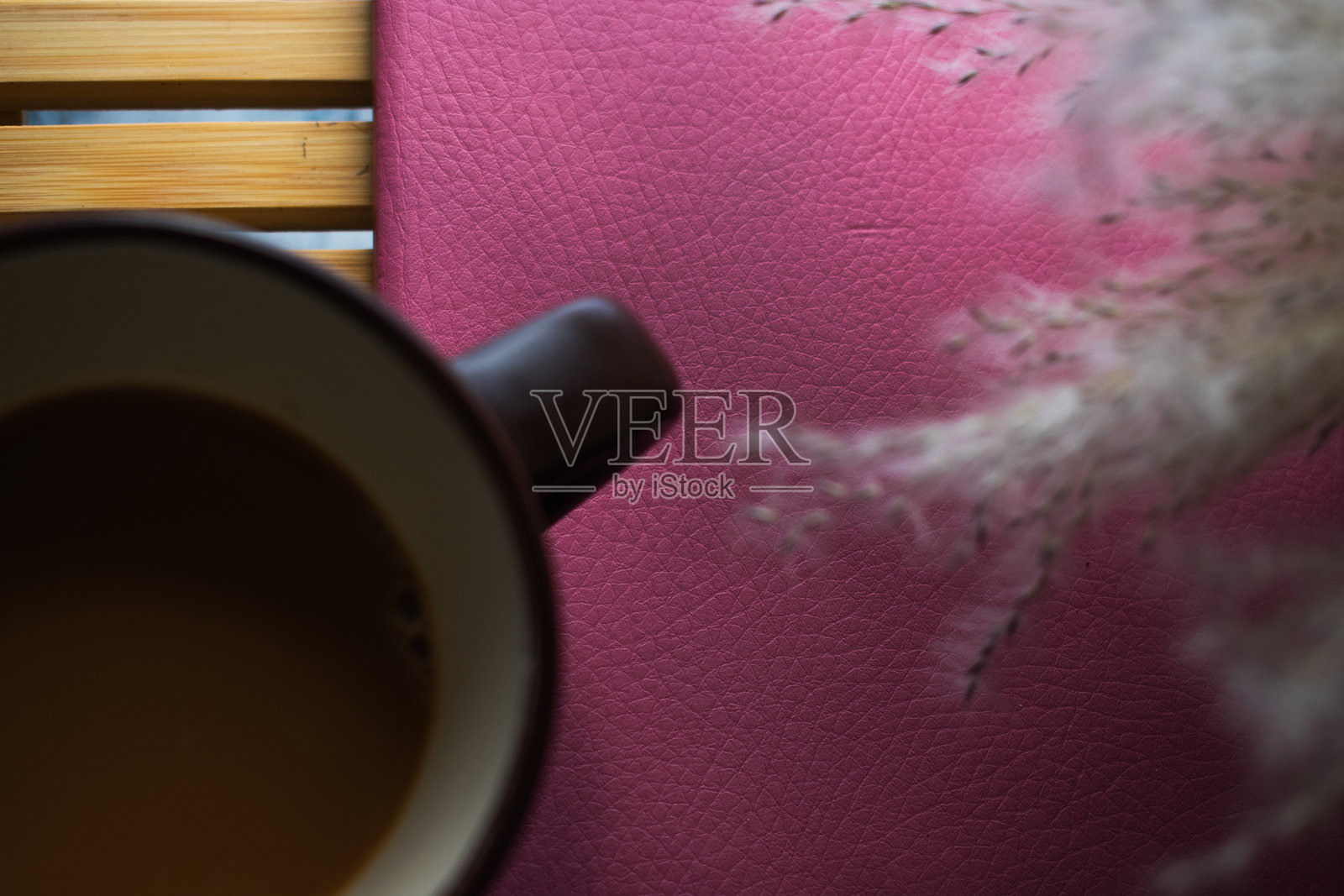 温暖的光线和有机的纹理与流线型设备相遇,在每一个受自然启发的办公时刻中感受平静的自信和创造的火花。照片摄影图片