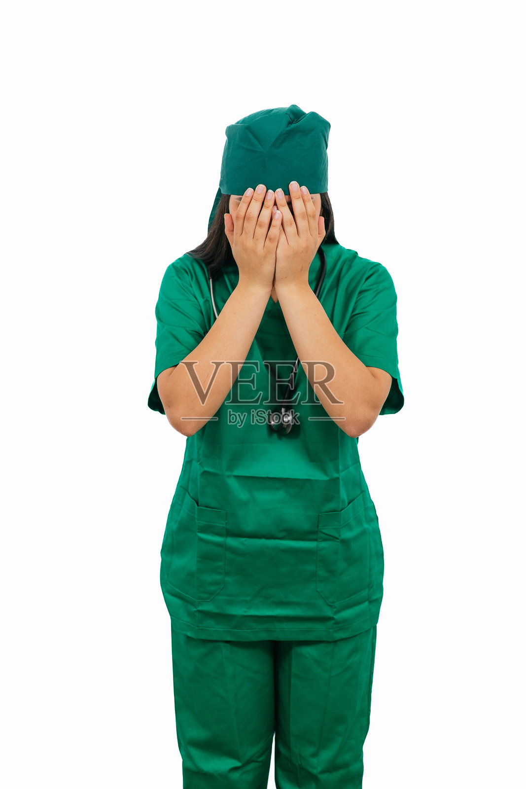 拉丁裔女性外科医生用双手遮住脸部照片摄影图片