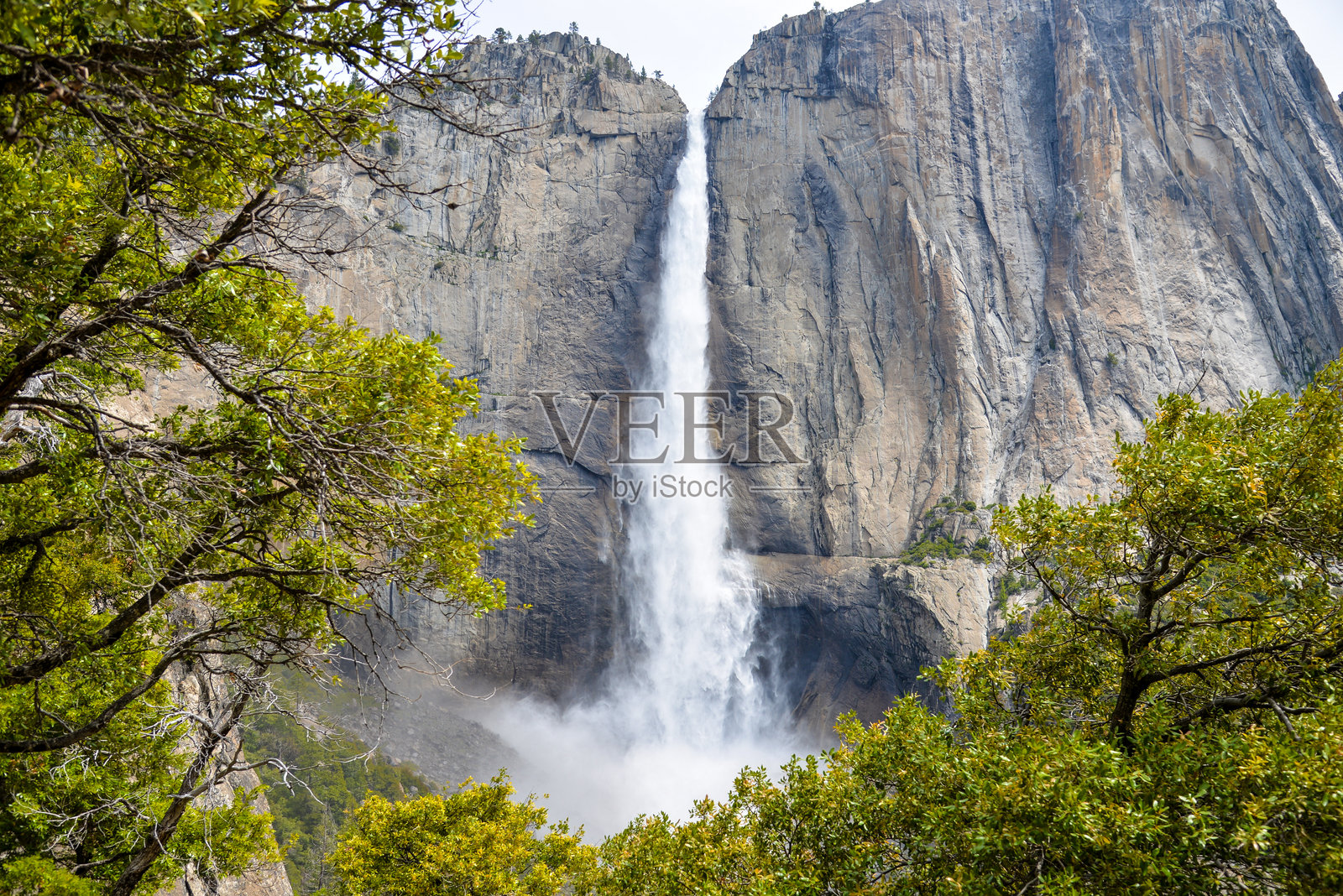 加州优胜美地国家公园内的热门上优胜美地瀑布小径照片摄影图片