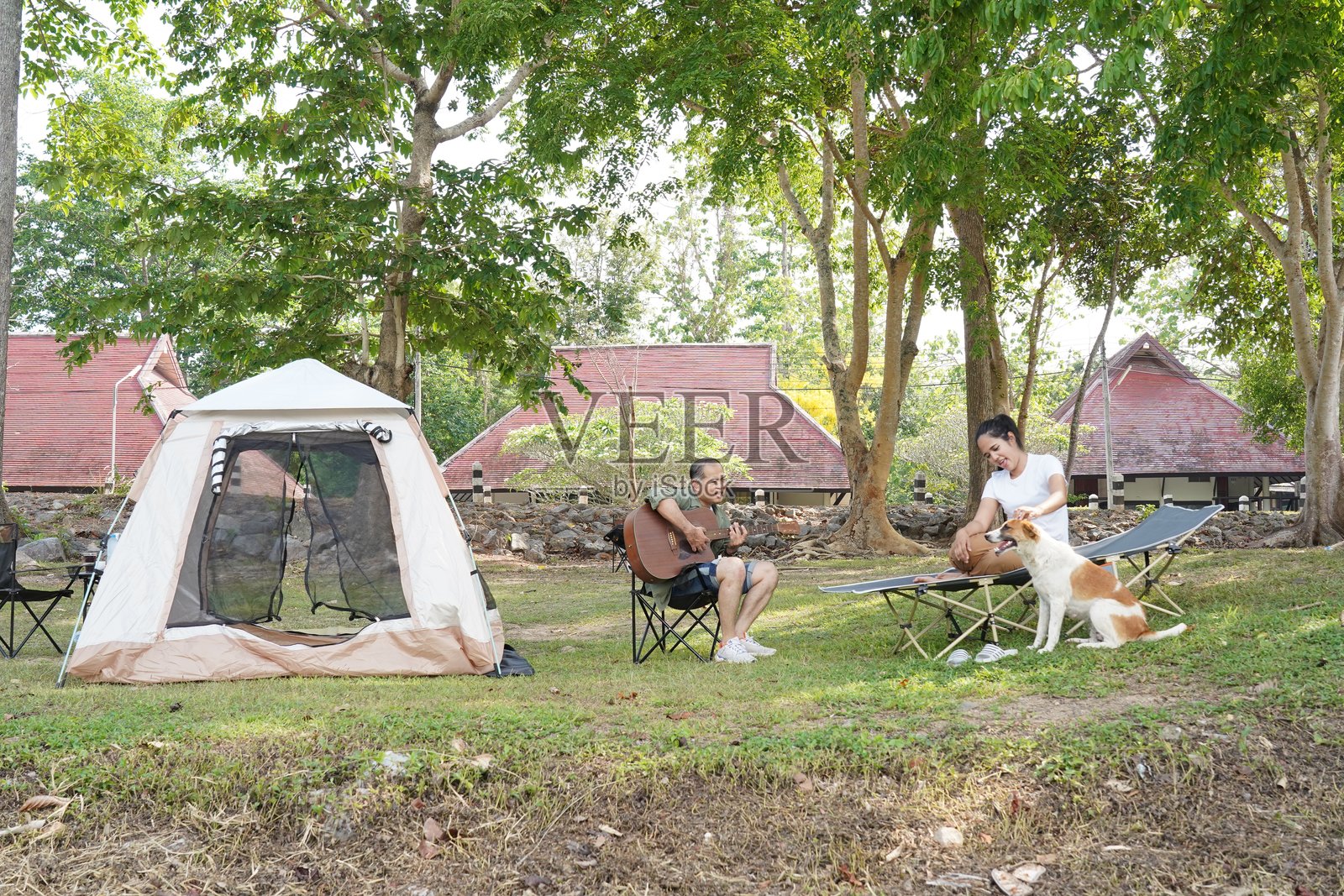 人们在大自然中露营和野餐。湖边放松的露营冒险照片摄影图片