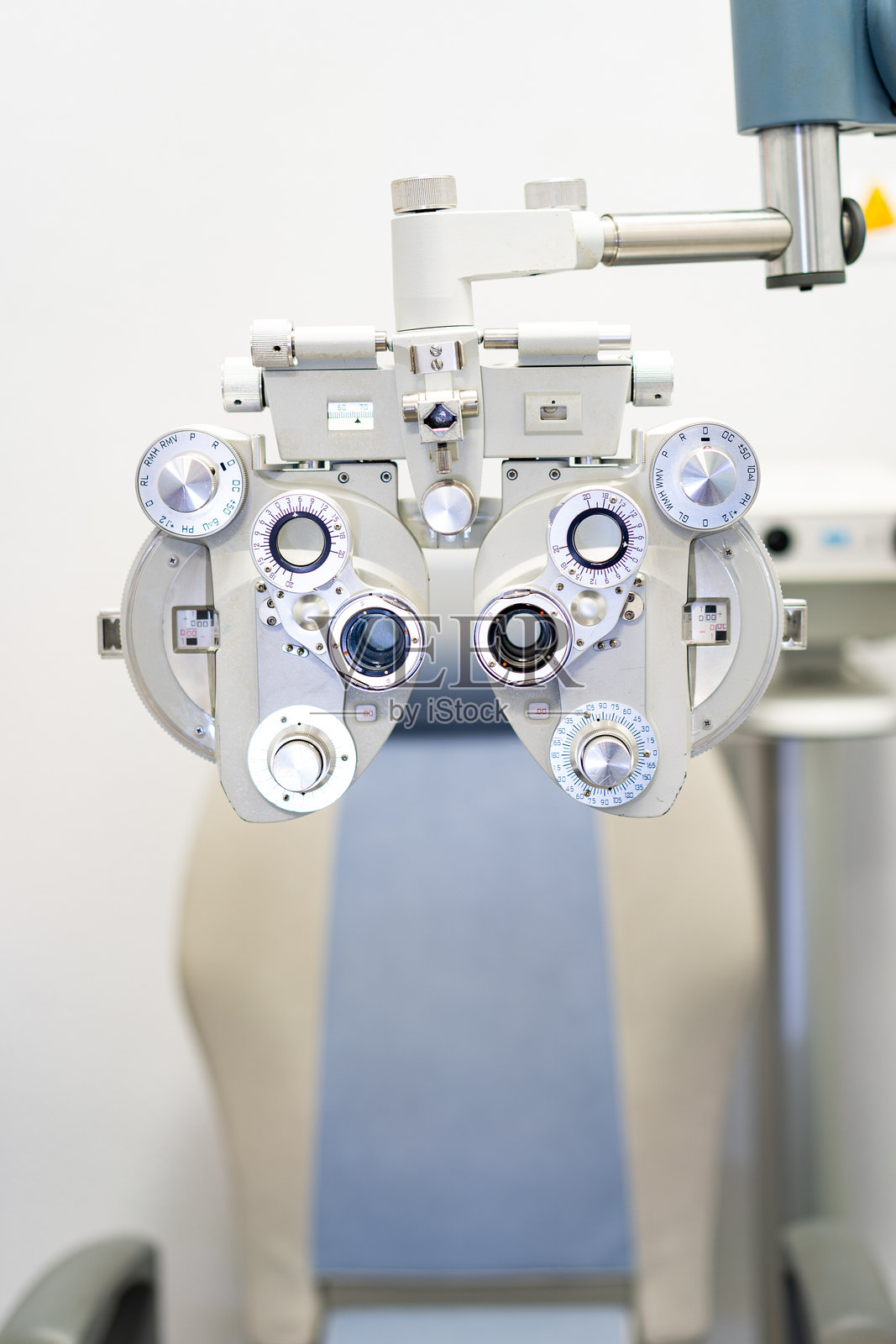 眼科诊所中放置在病人椅子前的验光仪照片摄影图片