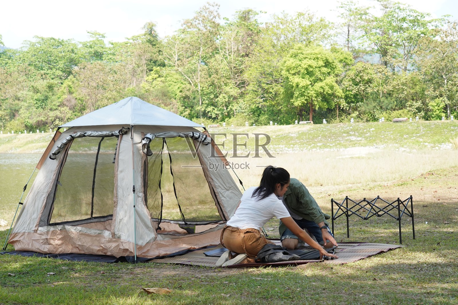 人们在大自然中露营和野餐。湖边放松的露营冒险照片摄影图片