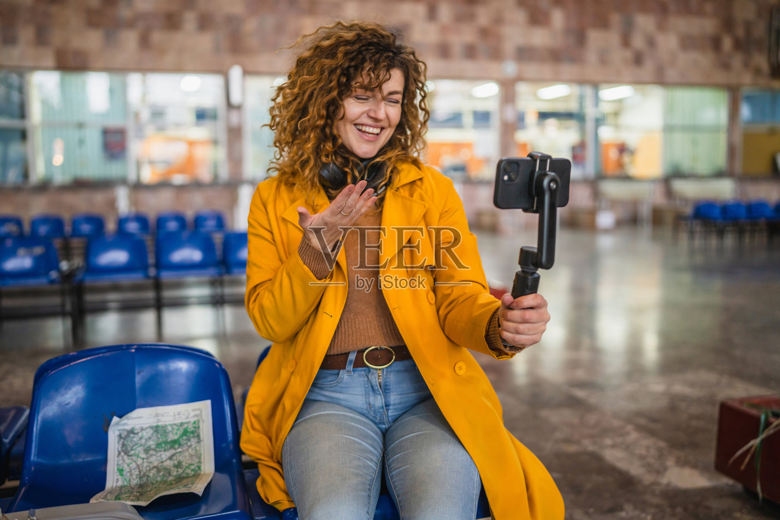 快乐的女性在火车站录制旅游视频博客照片摄影图片