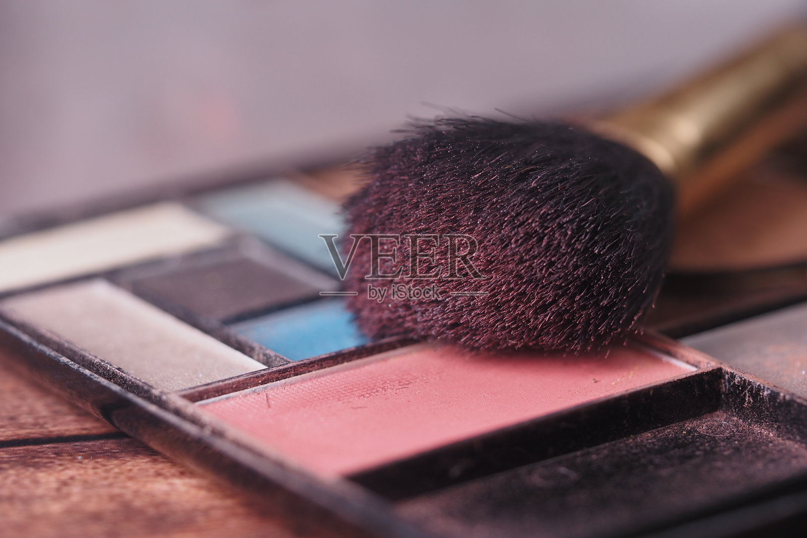 化妆盘和刷子特写放在木质表面上照片摄影图片