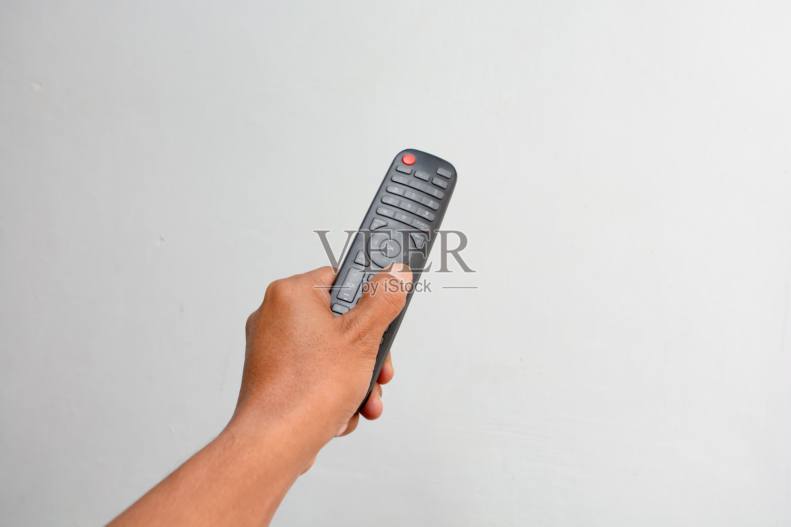 手握电视遥控器照片摄影图片