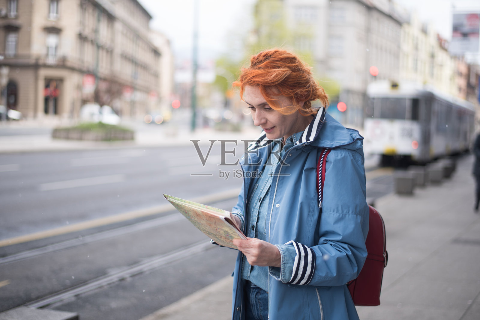 一位快乐年轻女性在旅途中探索地图的肖像照片摄影图片