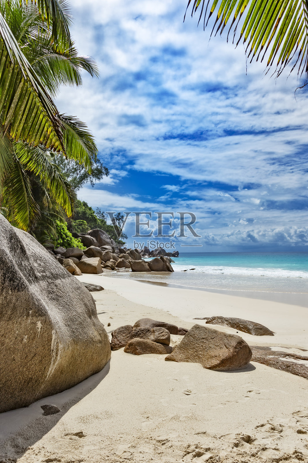 塞舌尔热带沙滩上的岩石照片摄影图片