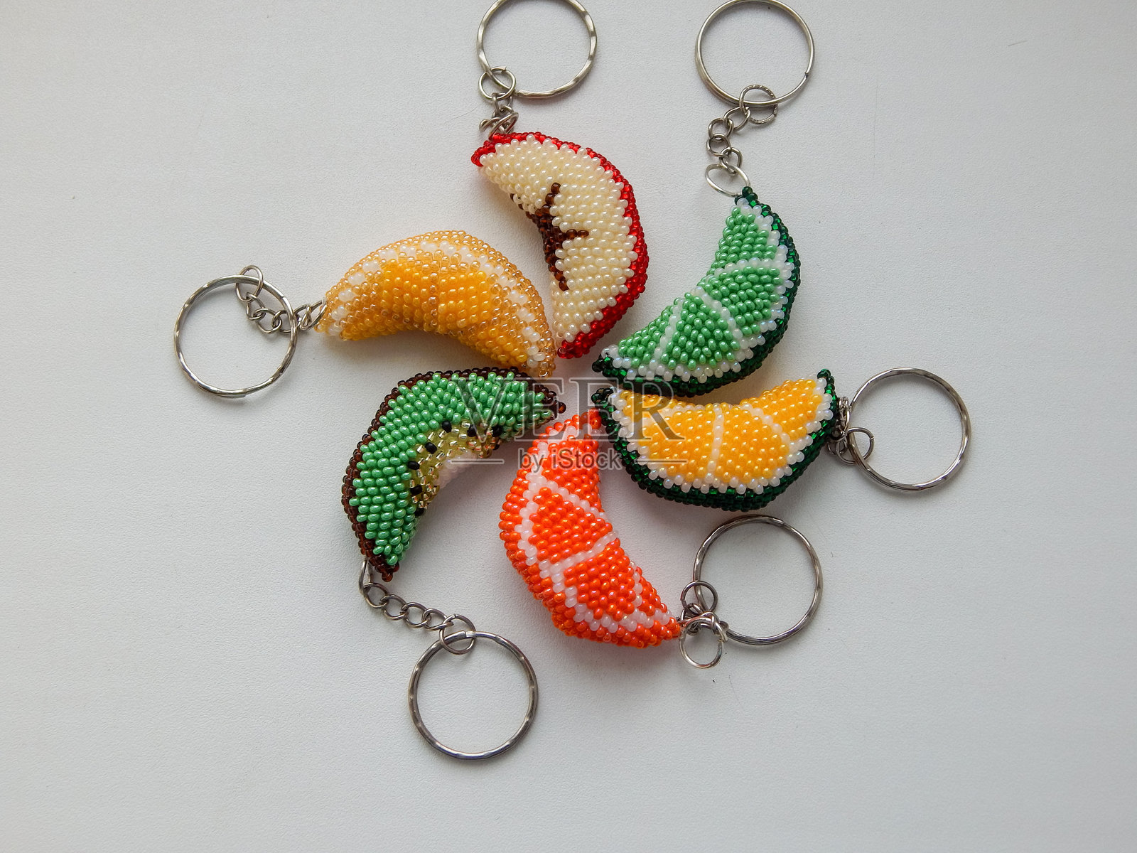 五彩缤纷的珠子钥匙链在白色背景上照片摄影图片