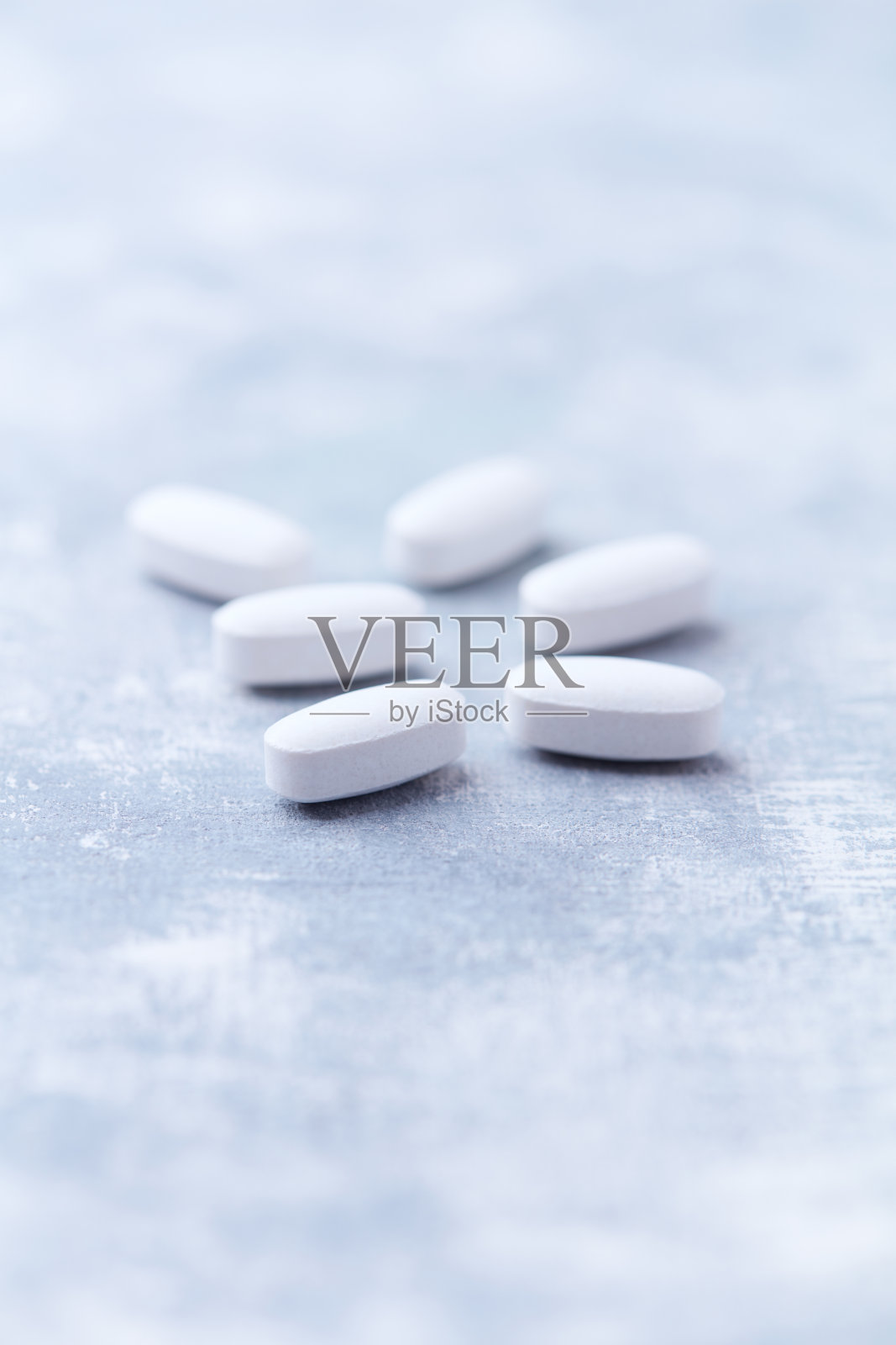 木质背景上的氨基酸片。柔焦。特写。照片摄影图片