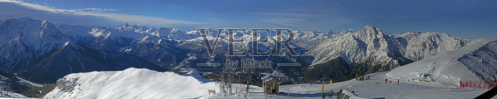 意大利阿尔卑斯山滑雪度假村的全景,阳光明媚、寒冷的日子里有一条T型缆车,标志着滑雪季节的开始。照片摄影图片