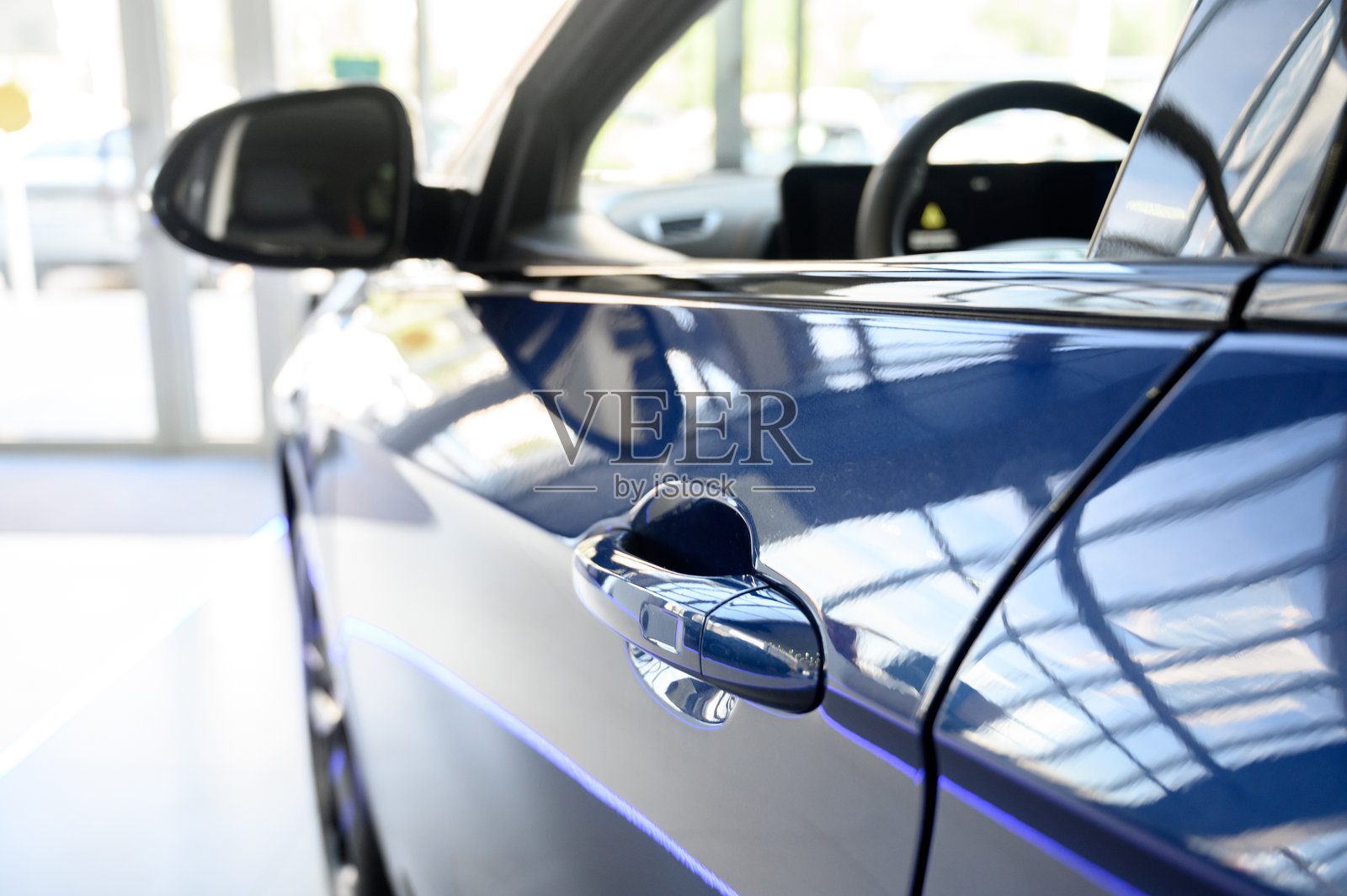 现代汽车的门把手。智能可伸缩门把手照片摄影图片