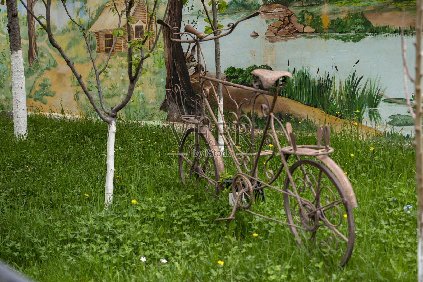 花园中的复古风格自行车照片摄影图片