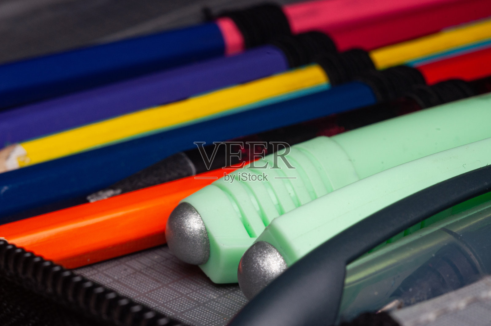 五颜六色的铅笔整齐排列,准备进行创意项目。照片摄影图片