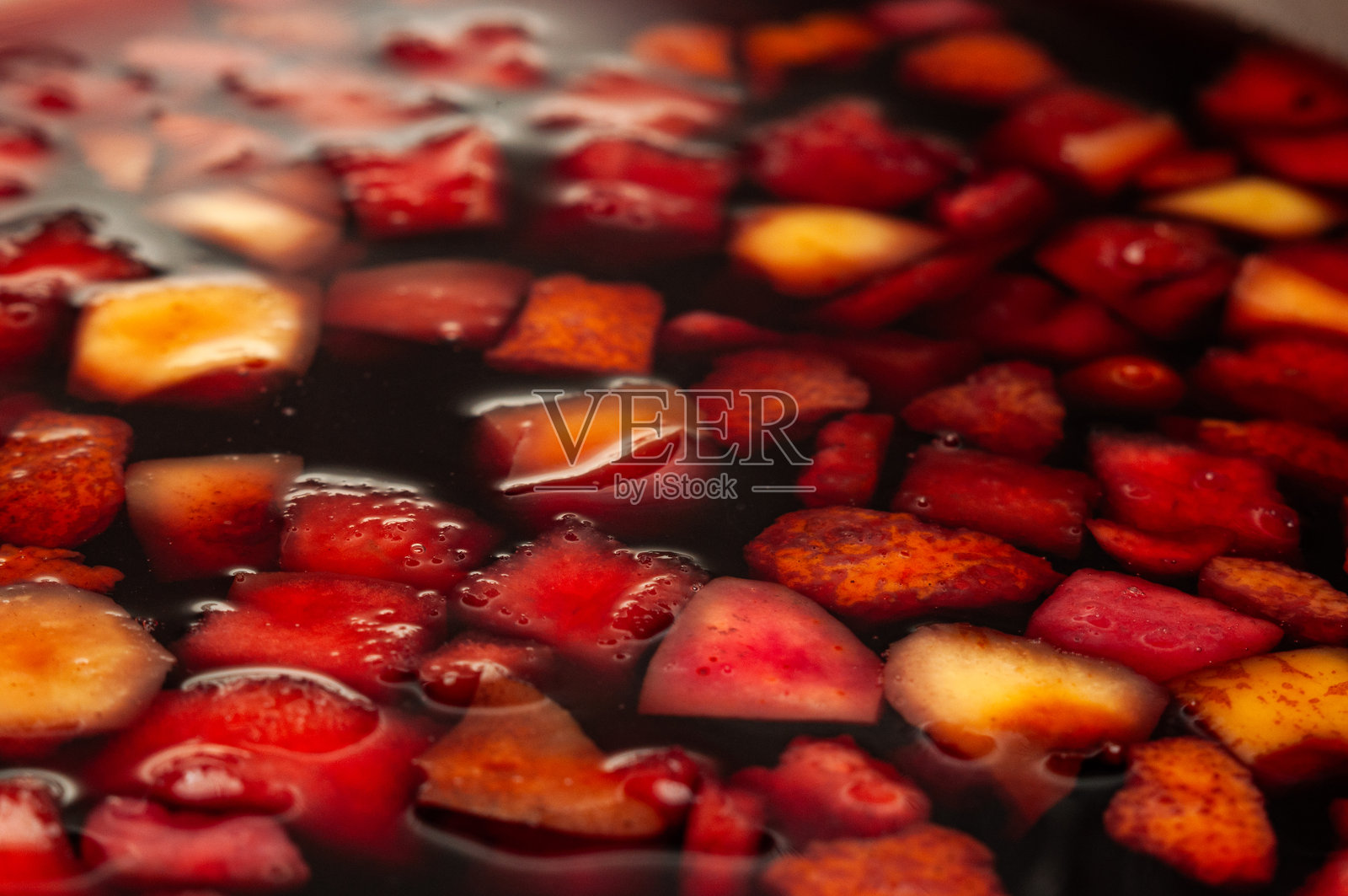 红酒与水果在炉灶上的锅中慢炖照片摄影图片