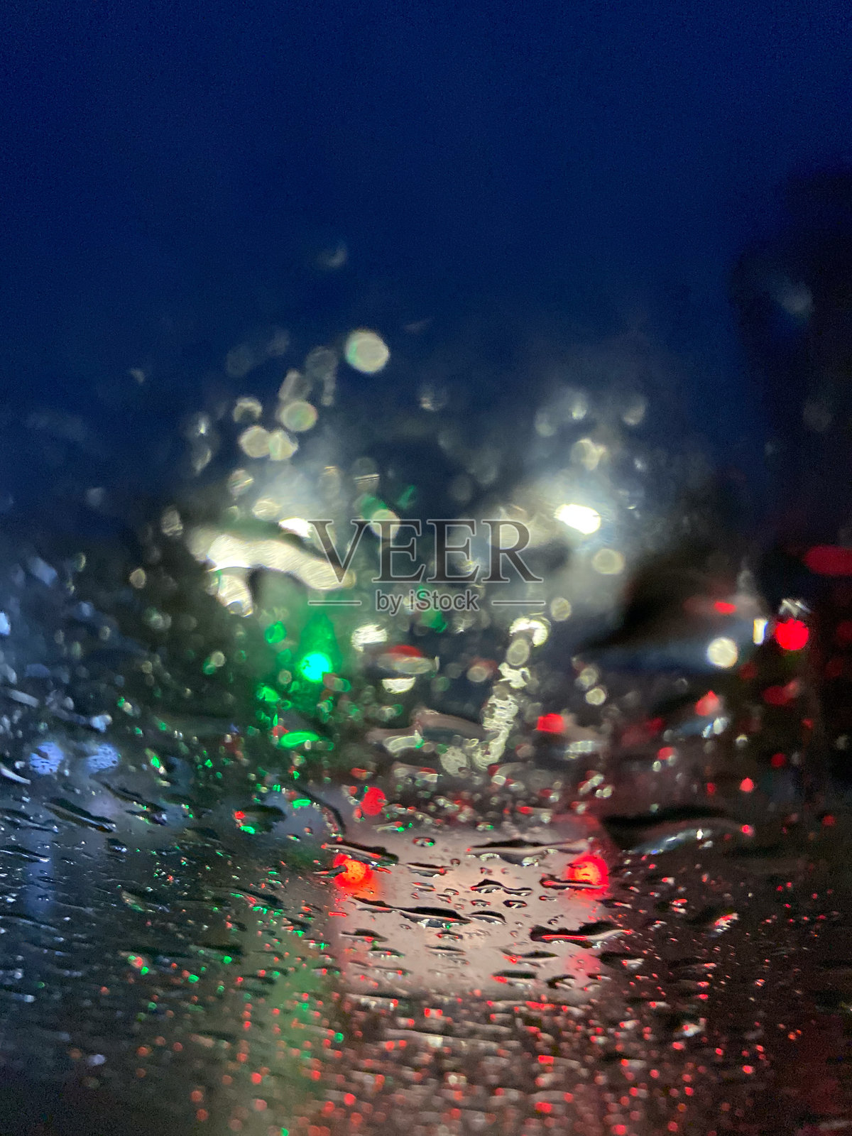 雨夜交通与散景效果照片摄影图片