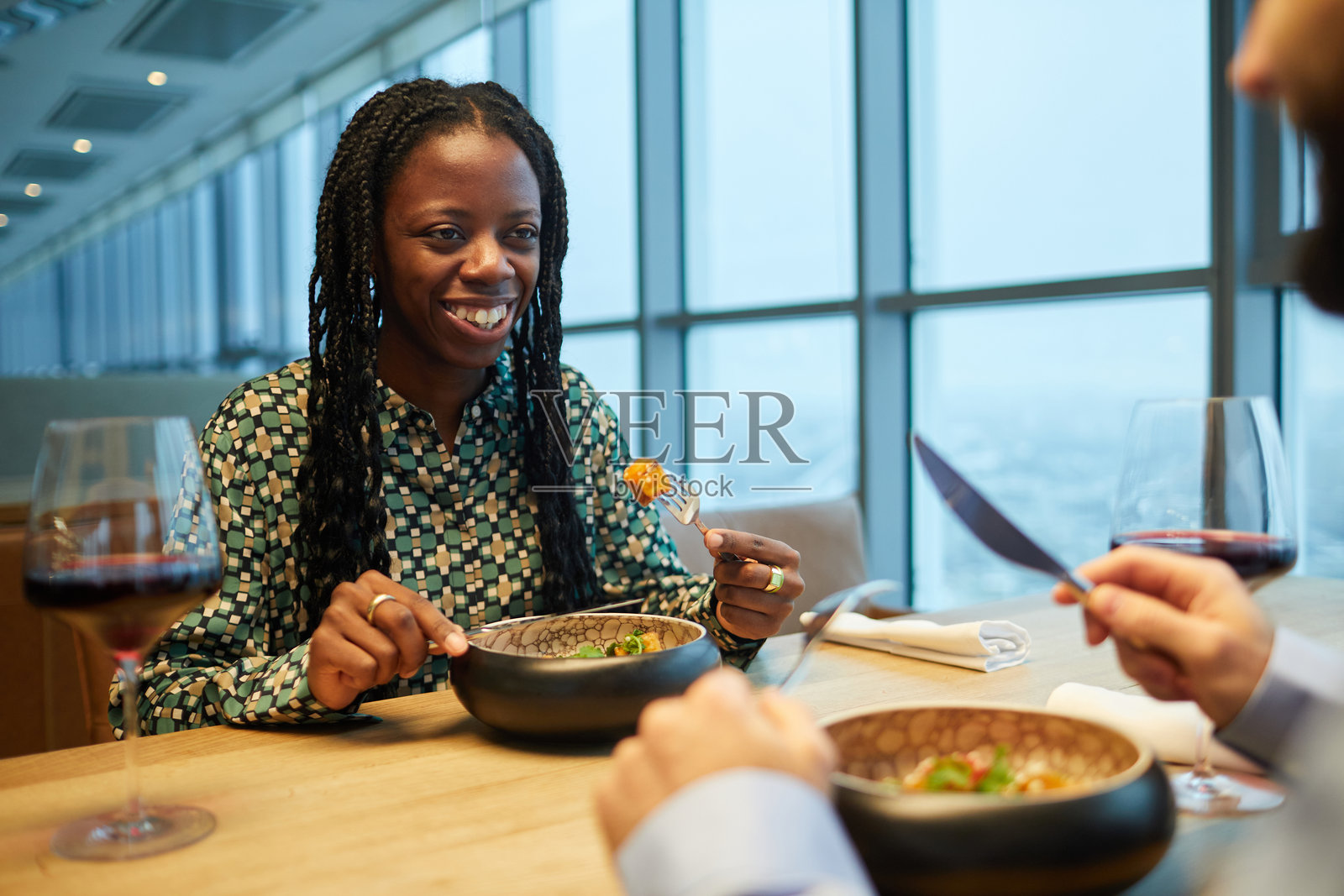 女人在餐厅与男人共进晚餐照片摄影图片