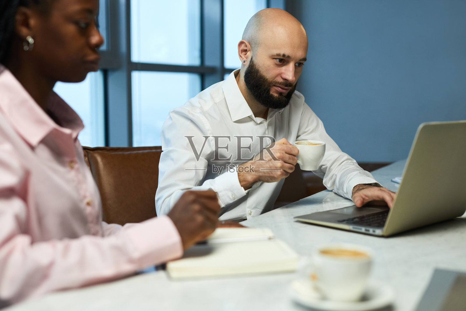 商人在会议上使用笔记本电脑照片摄影图片