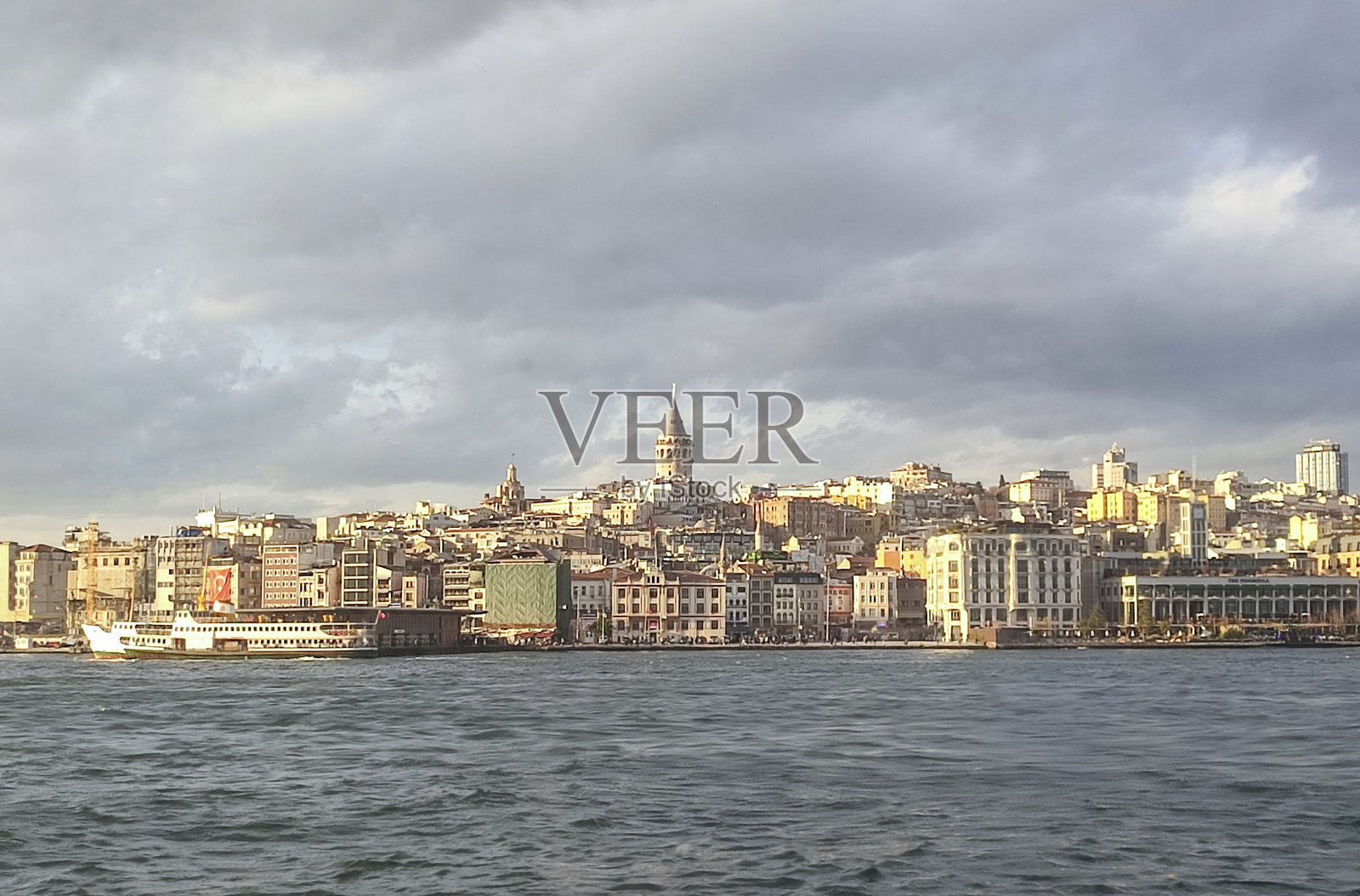 伊斯坦布尔土耳其卡迪柯伊附近博斯普鲁斯海峡马尔马拉海的客船照片摄影图片