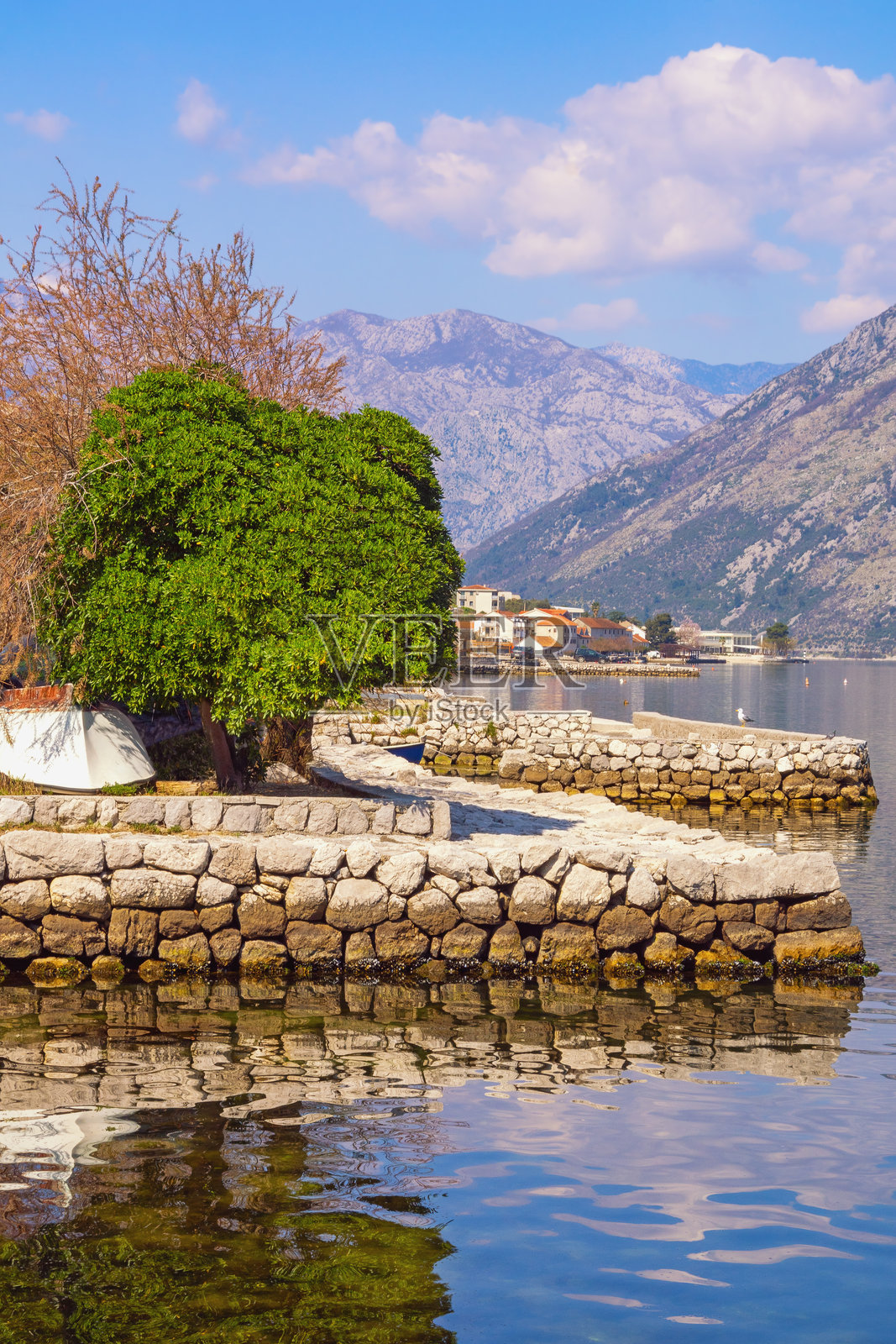 春季地中海风景。黑山,亚得里亚海。科托尔湾和普尔昌镇的海岸景观照片摄影图片