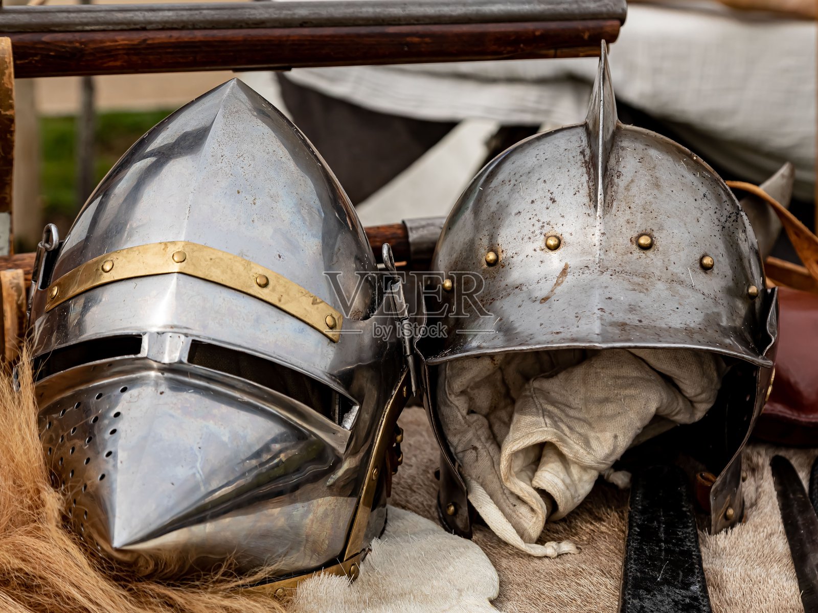 两个可怕的战争头盔。照片摄影图片