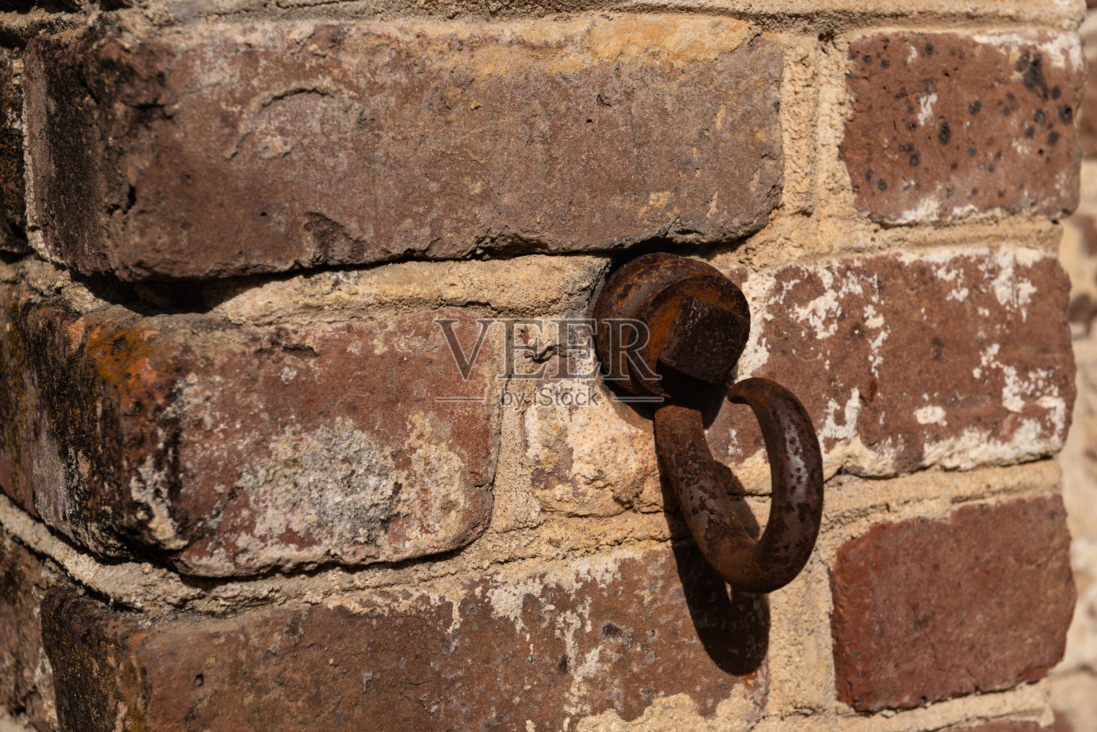 砖墙上的生锈环照片摄影图片