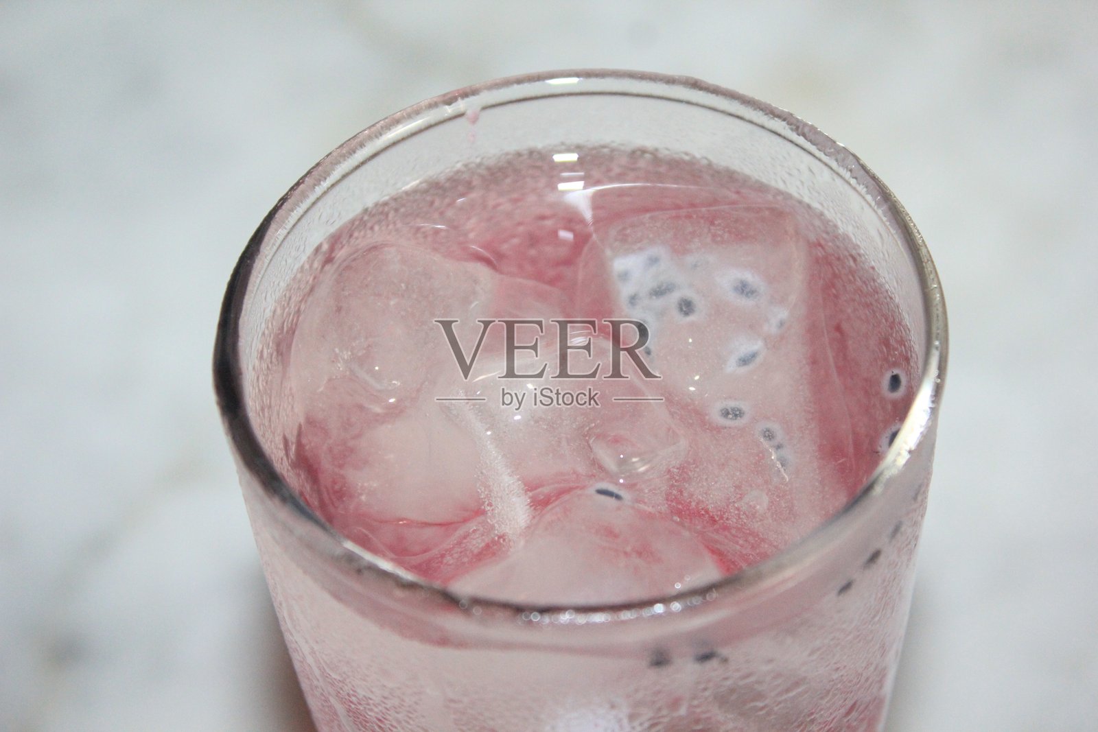 高角度视图的冰镇饮料照片摄影图片