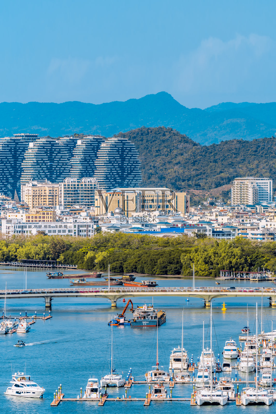 中国海南三亚的宏州游艇码头高视角风景照片摄影图片