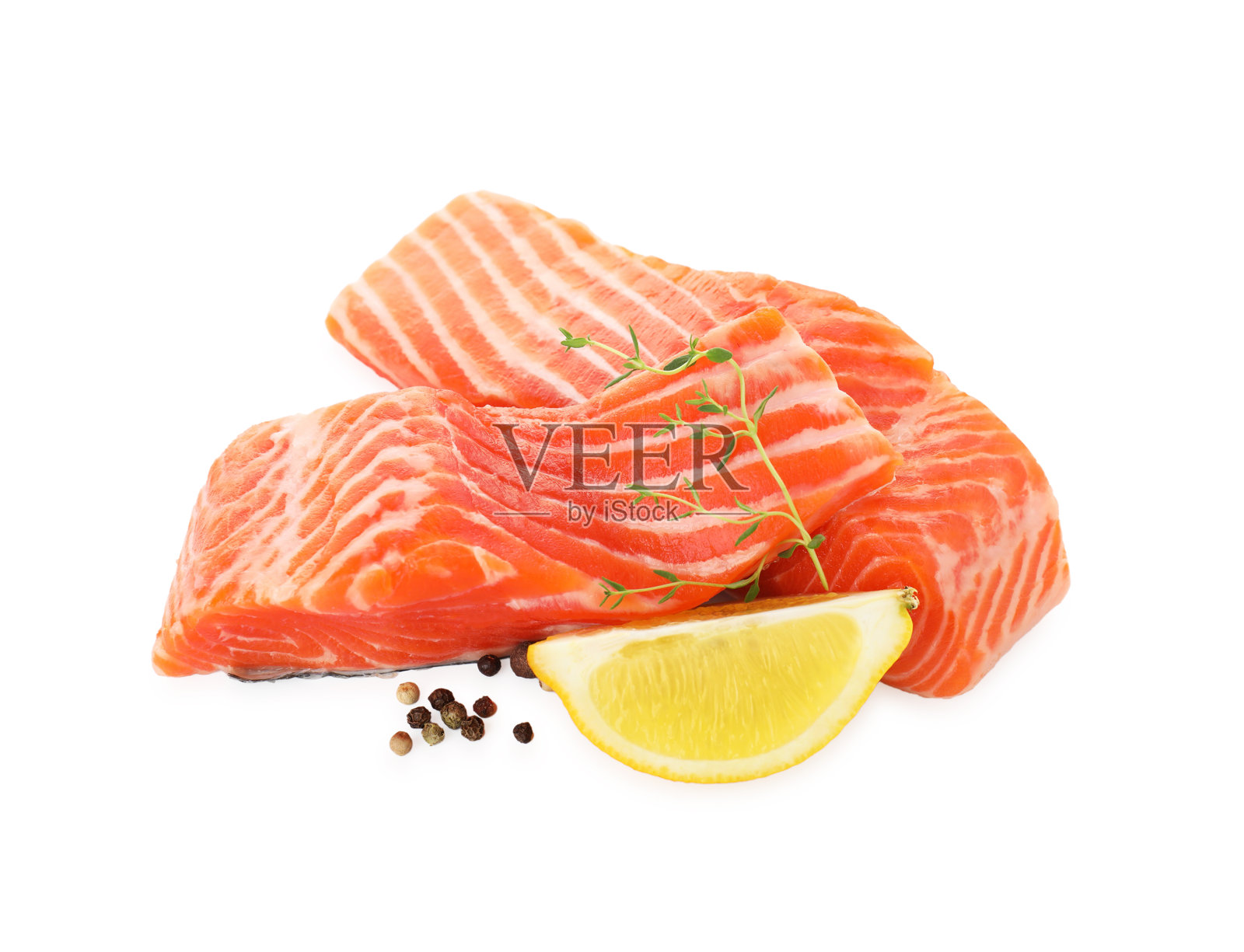 新鲜的三文鱼片、百里香、柠檬和胡椒粒在白色背景上,俯视图照片摄影图片