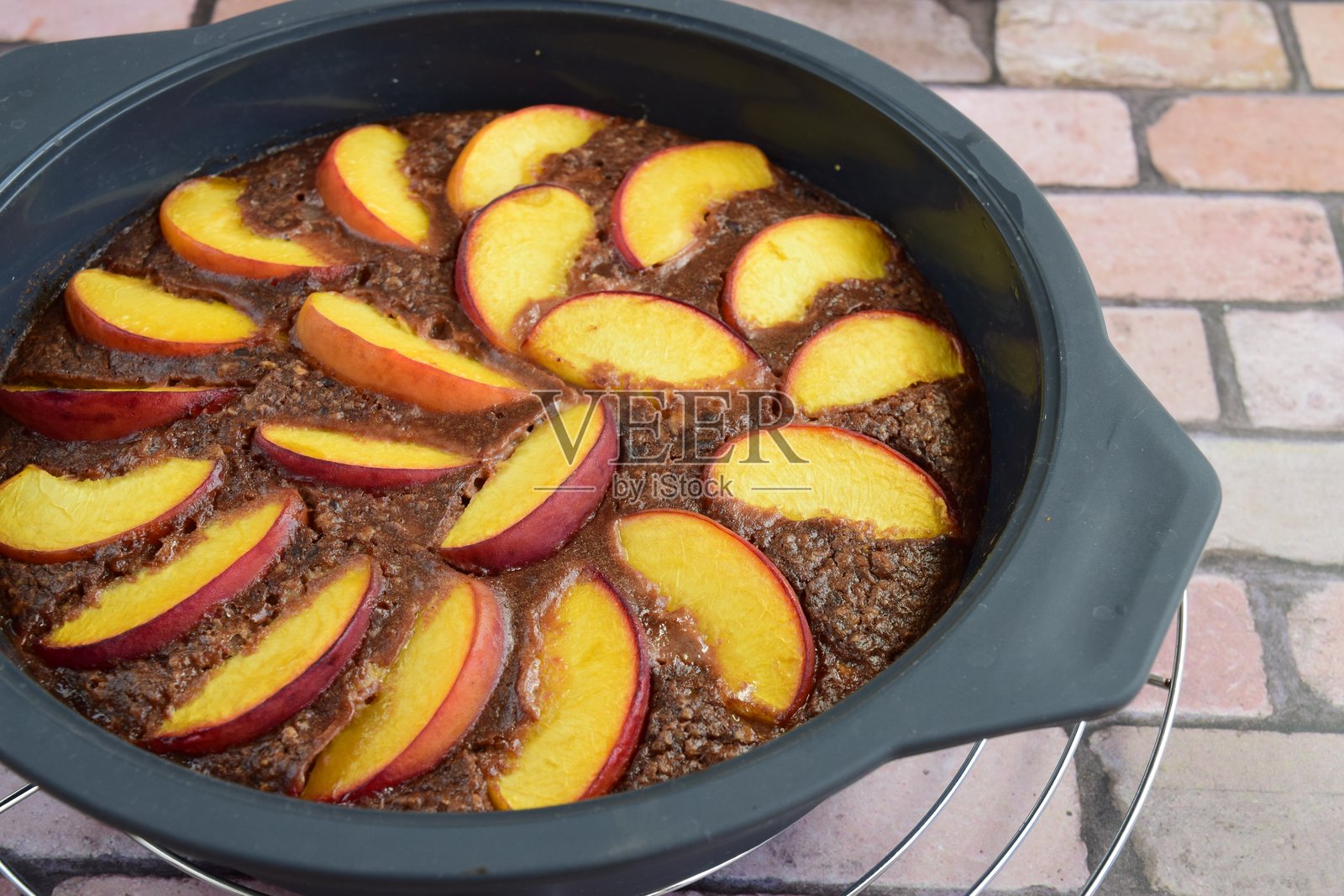 桃子燕麦巧克力蛋糕照片摄影图片