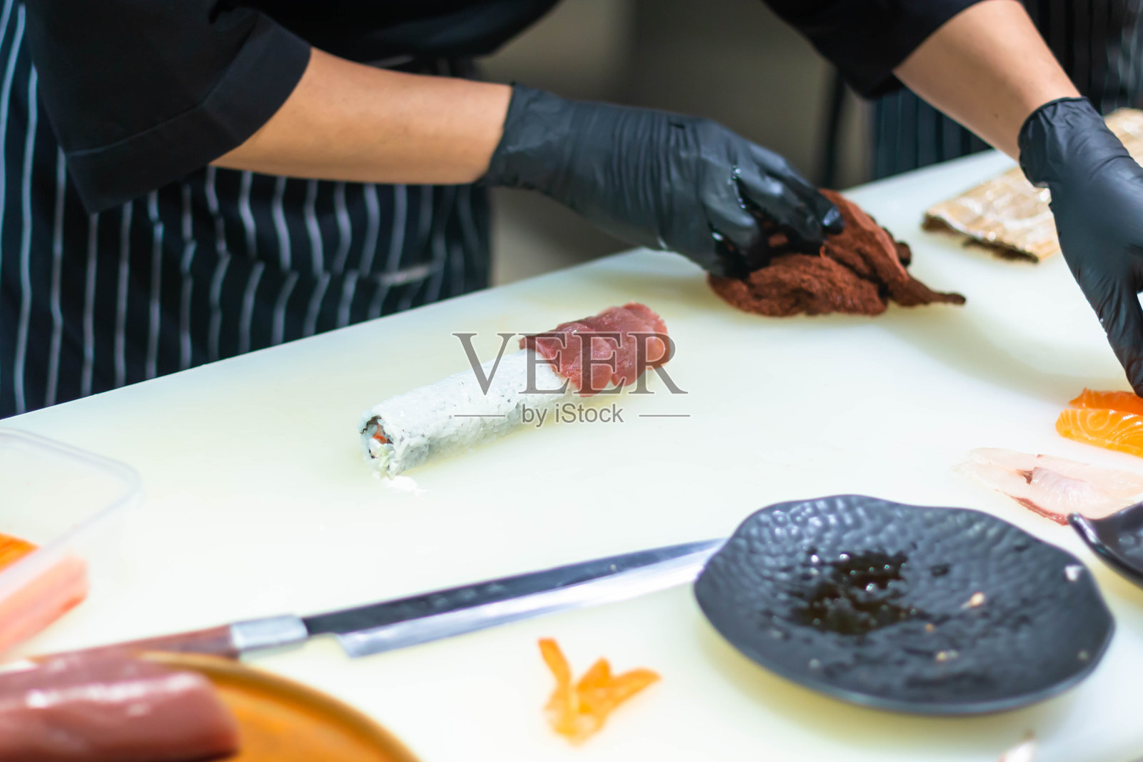 日本寿司,厨师的手在准备日本料理,日本厨师在餐厅制作寿司照片摄影图片