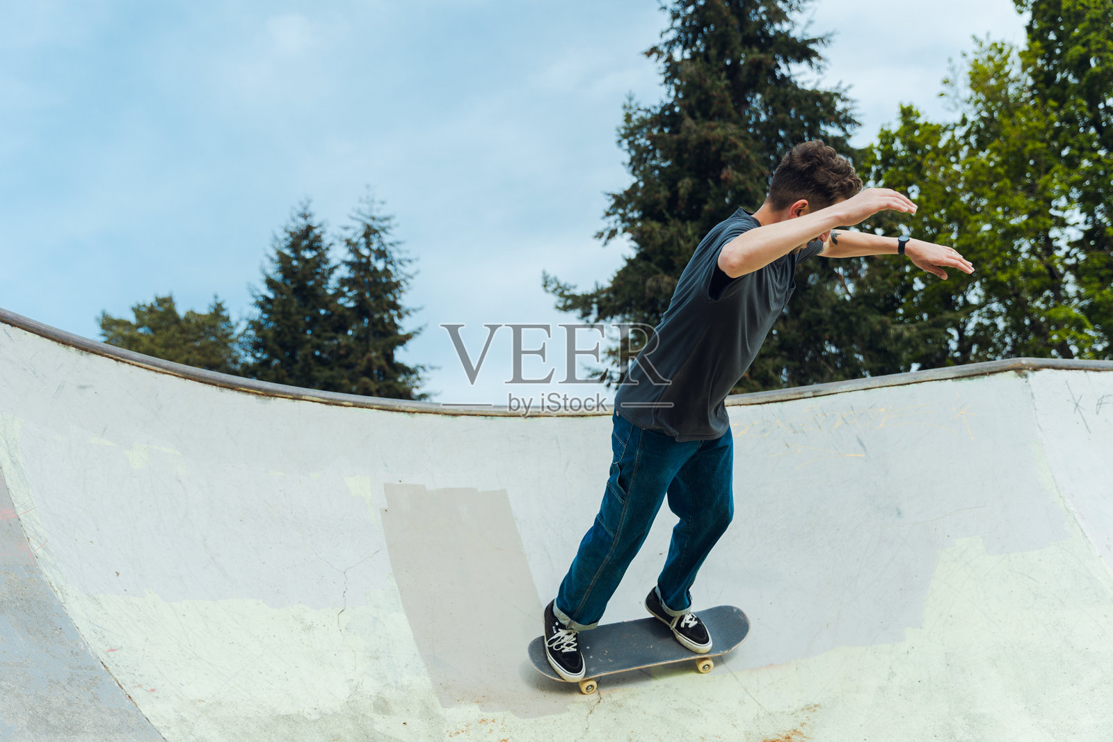 熟练的滑板运动员在滑板公园表演特技照片摄影图片