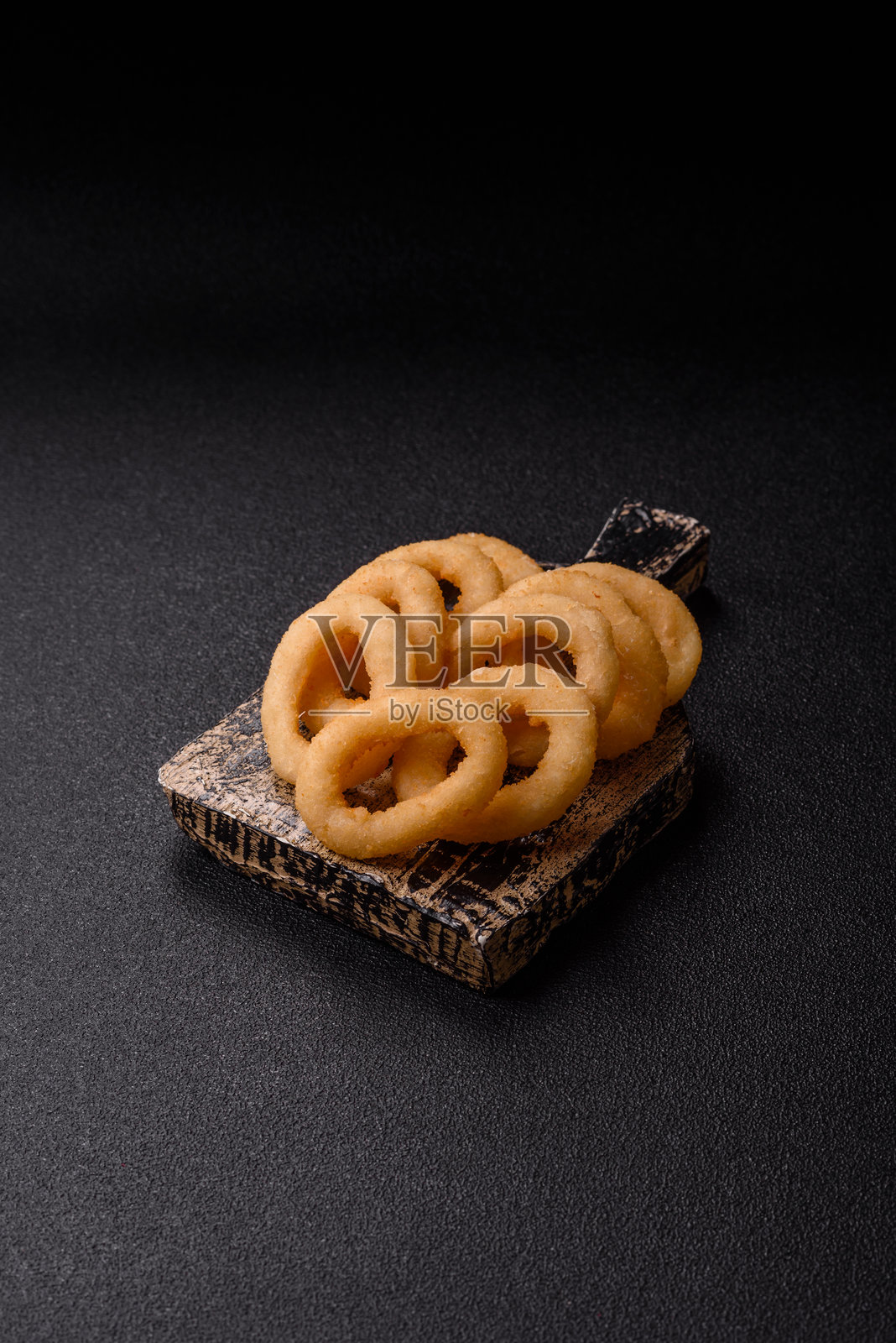 洋葱圈或鱿鱼圈,酥脆可口,搭配调味酱照片摄影图片