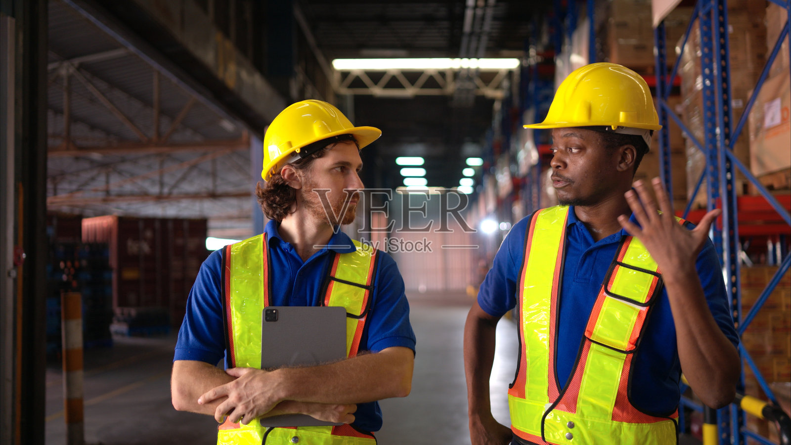 一群仓库工人正在根据文件审核物品清单照片摄影图片