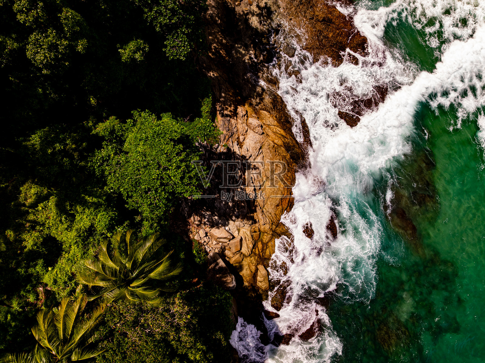 海岸波浪自然背景的俯视图,惊人的波浪撞击岩石的海景照片摄影图片