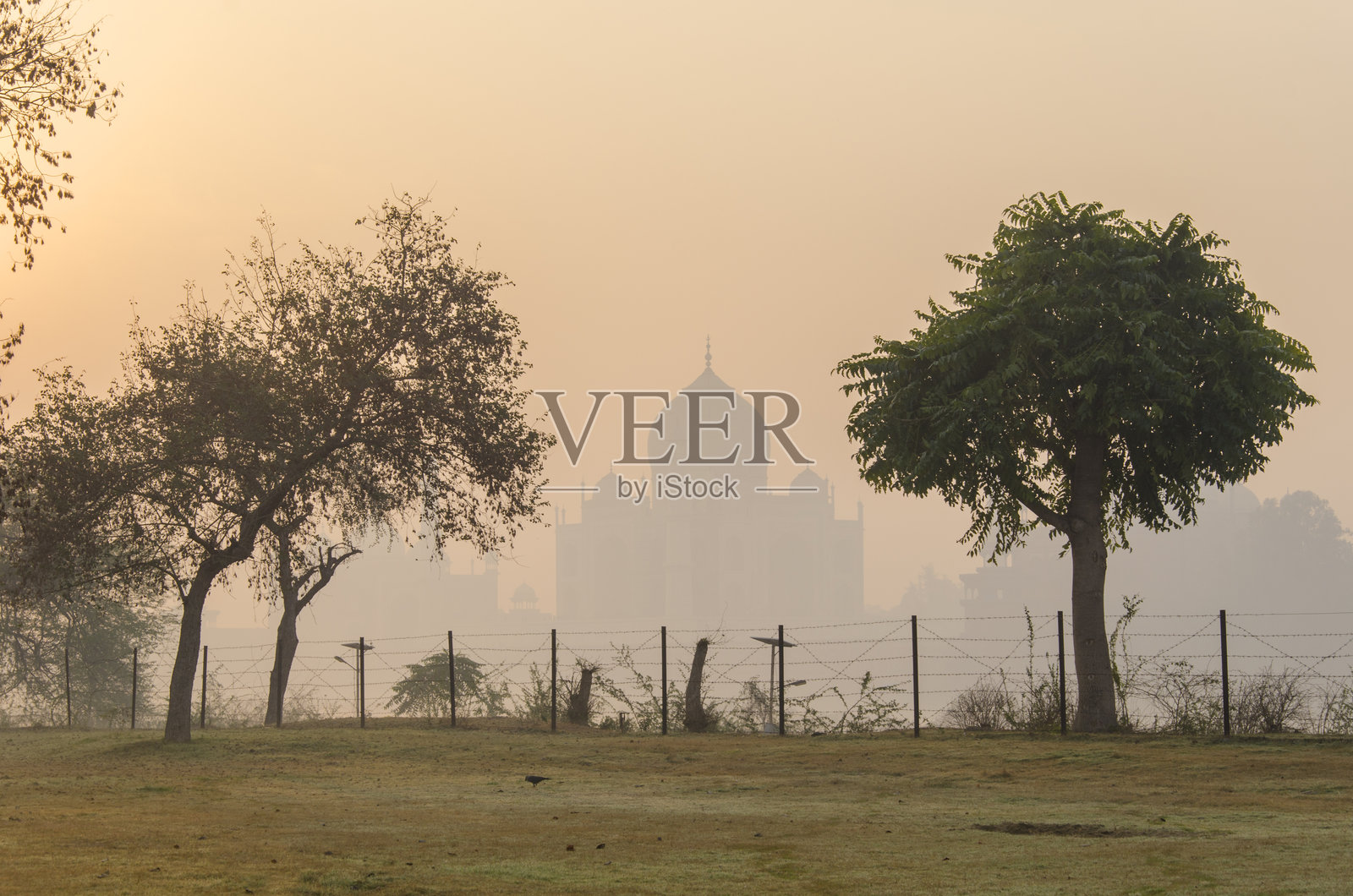 从雅穆纳河岸看泰姬陵照片摄影图片