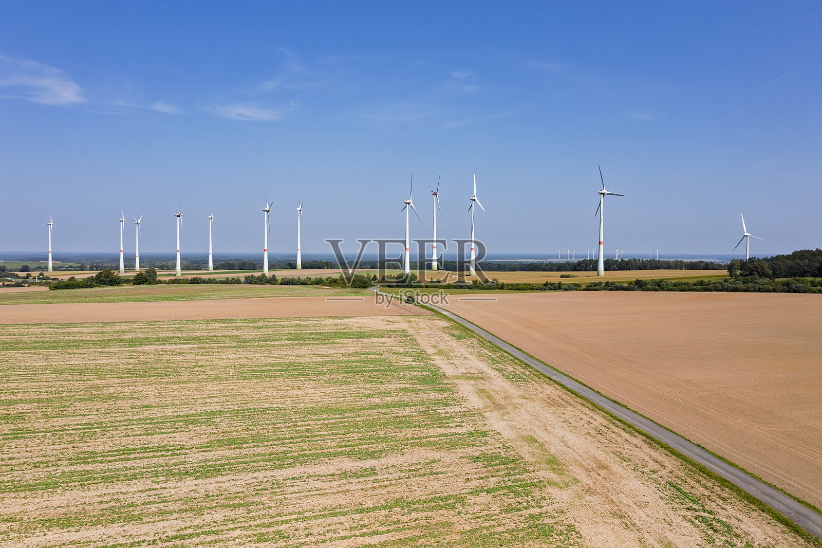 风力发电机与道路照片摄影图片