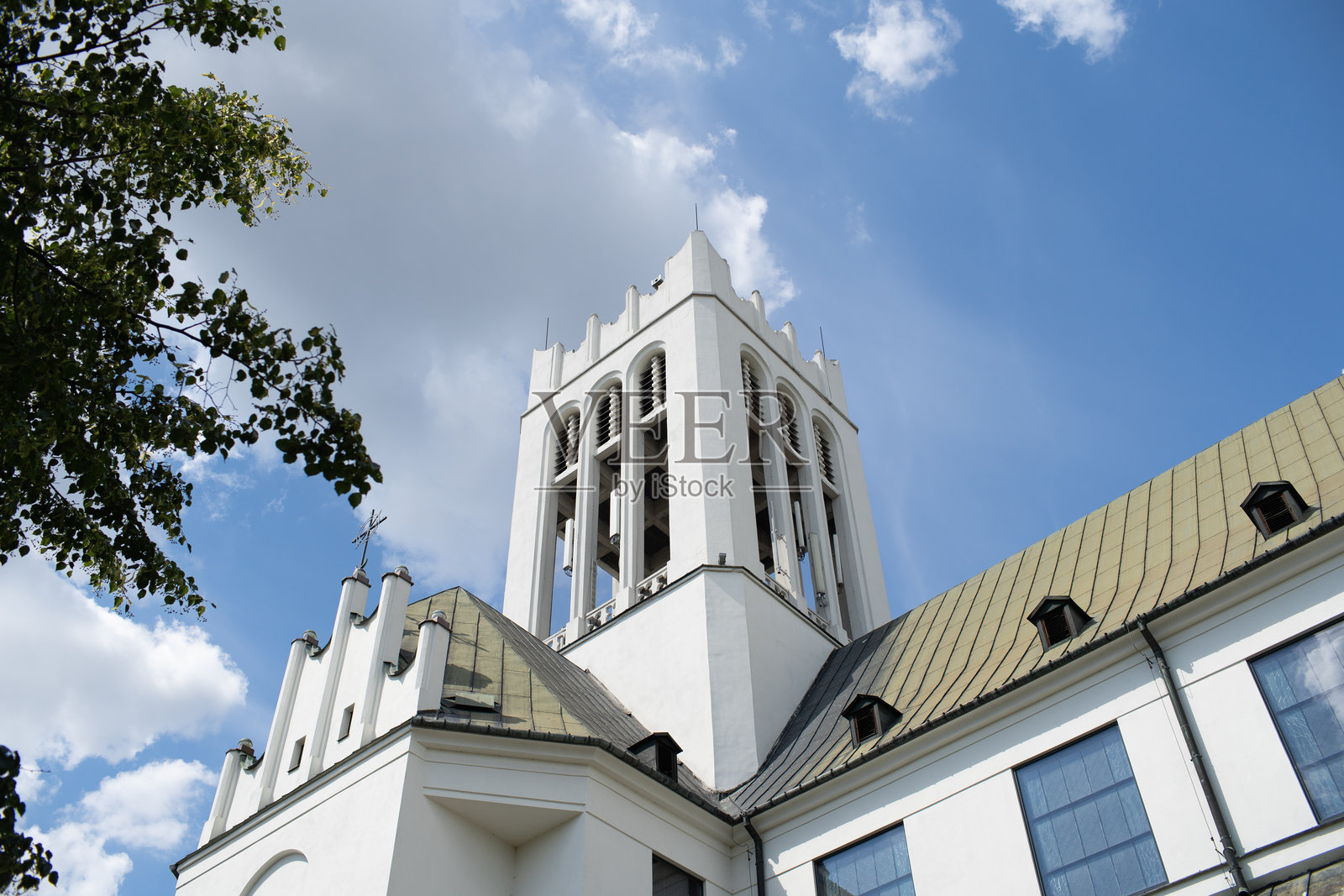 在晴朗的蓝天衬托下,巍峨建筑的惊人美感照片摄影图片