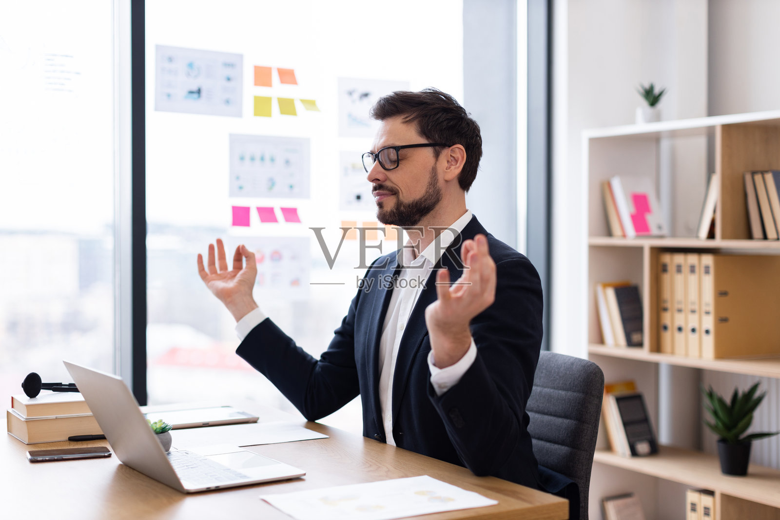 办公室中的商人在休息时冥想,练习正念照片摄影图片