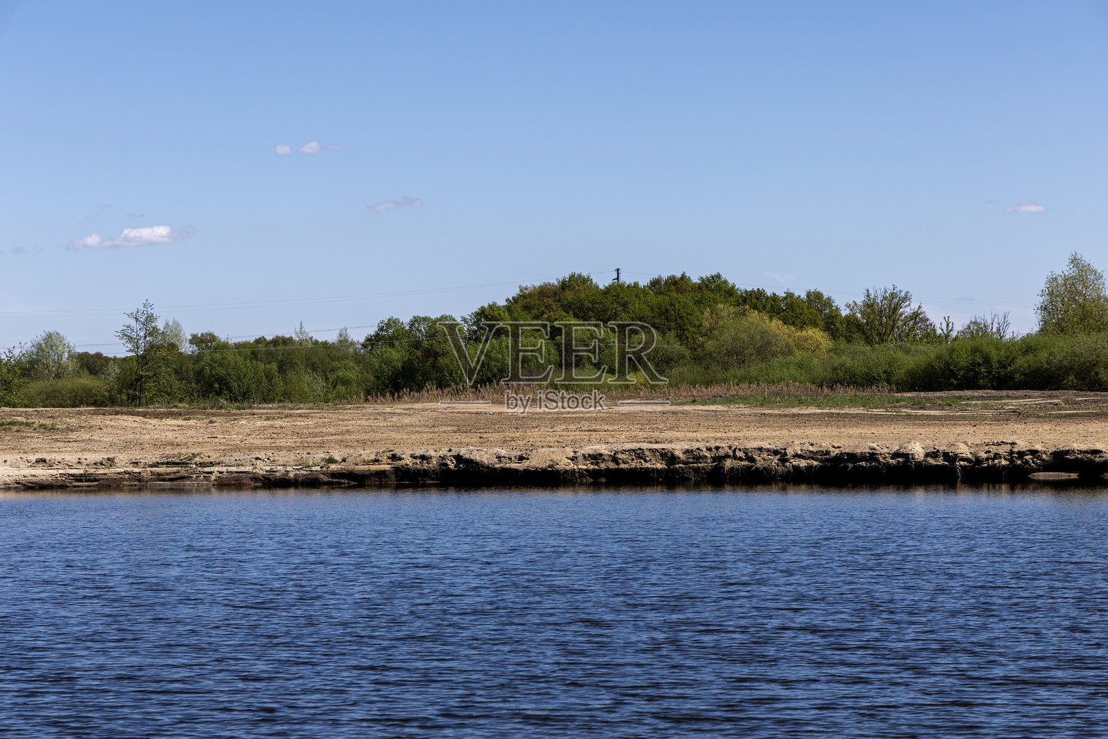 从水边看湖岸和树木的景色。风景。波兰照片摄影图片